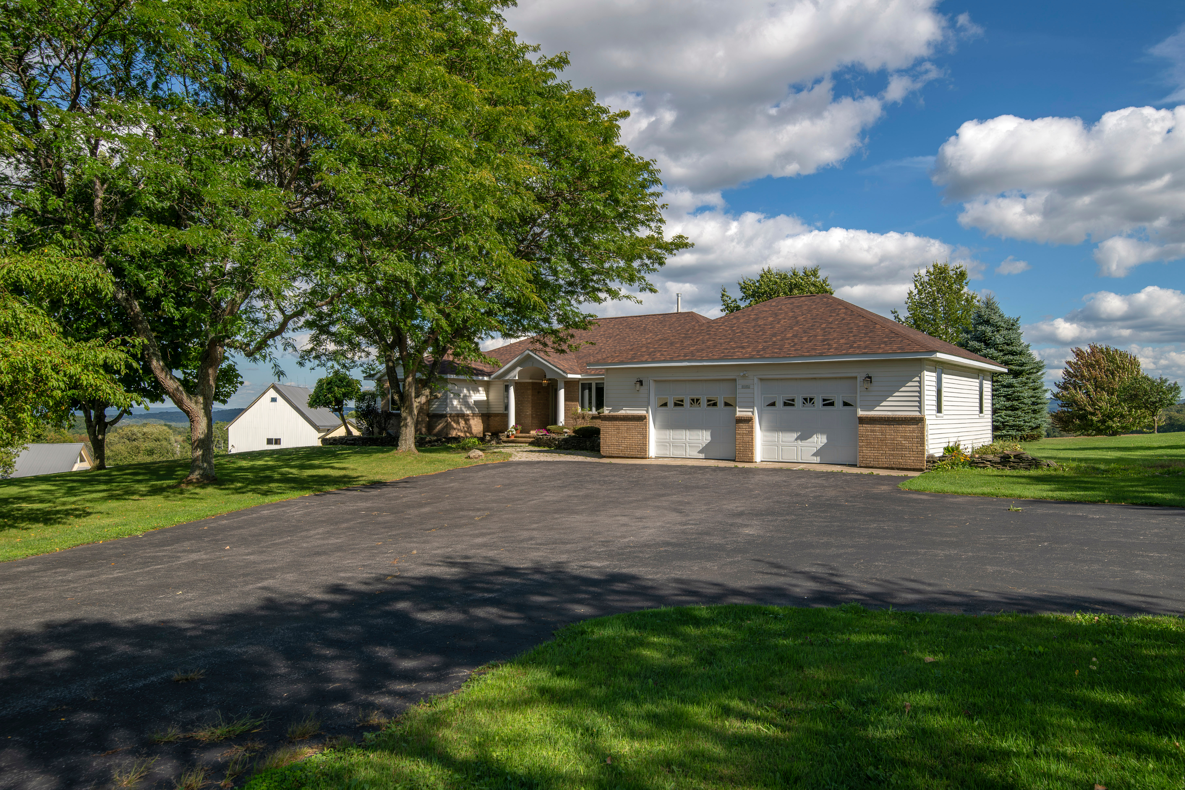 Immaculate Country Home with breath taking views - Photo 8