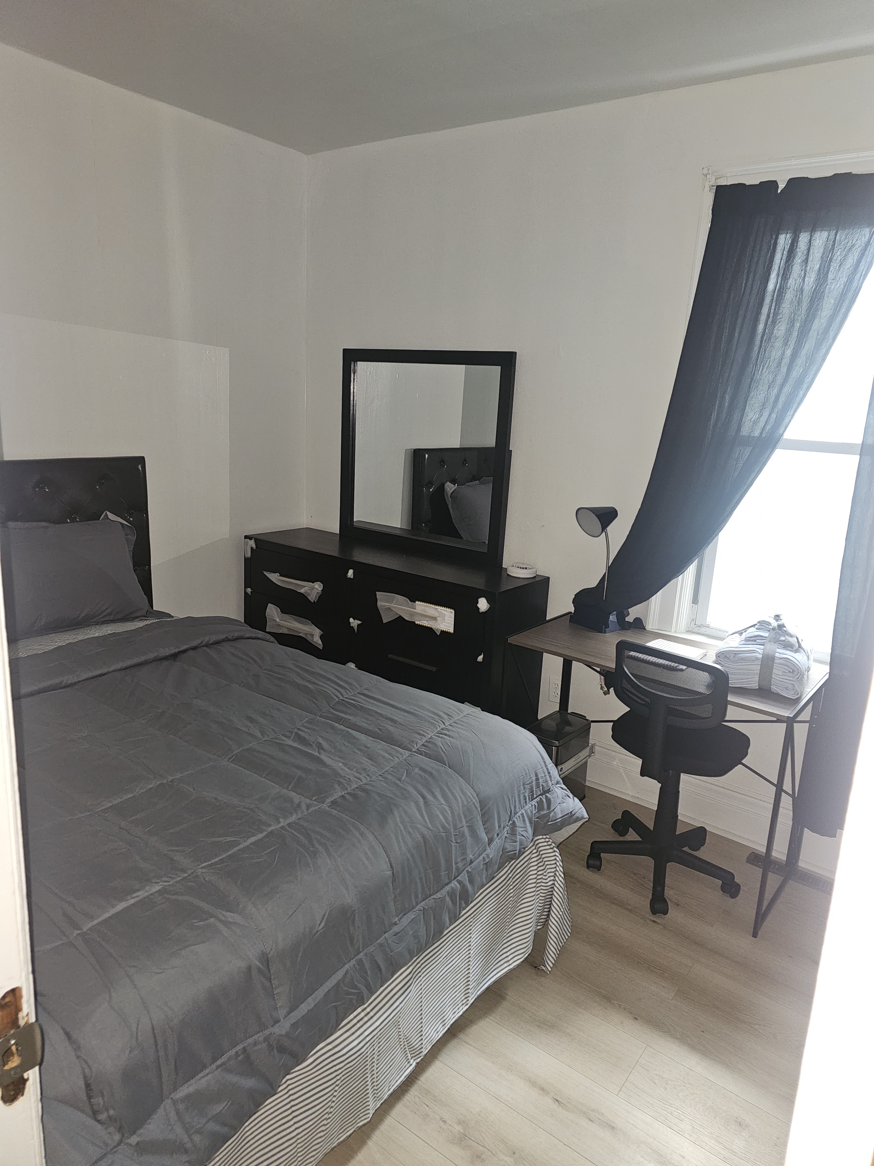 Furnished Room | Queen Bed, Laundry + Fenced Backyard - Photo 4