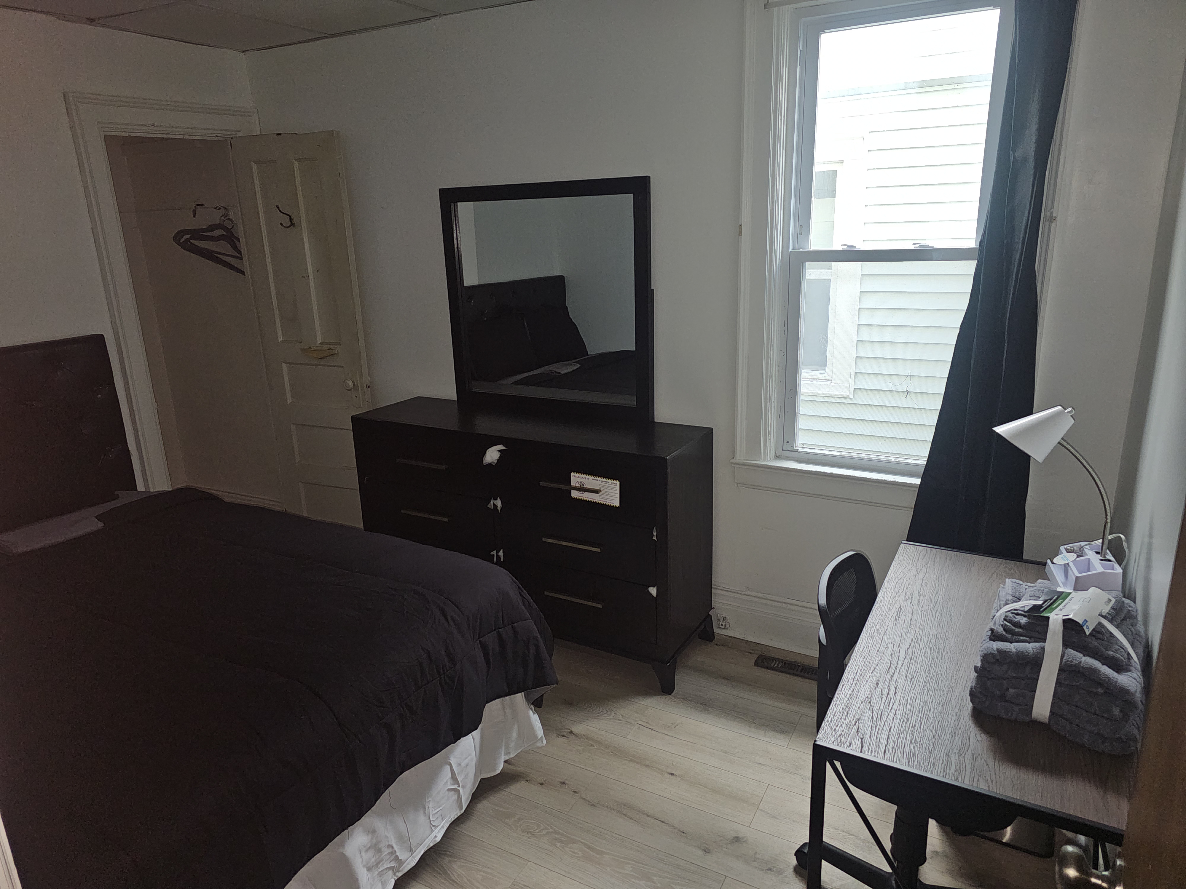 Furnished Room | Queen Bed, Laundry + Fenced Backyard - Photo 5