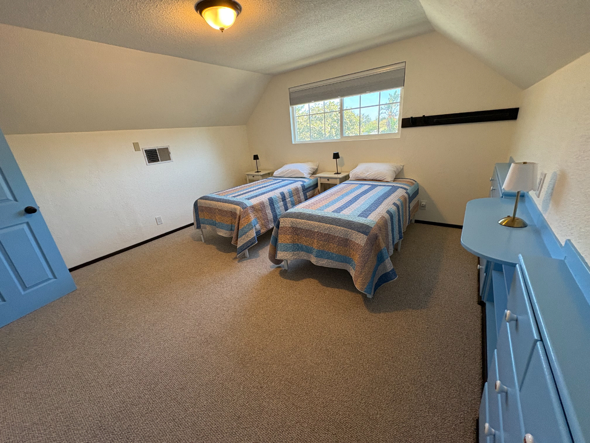 Spacious Woodland Retreat | 3BR Office Media Room Fully Furnished - Photo 3
