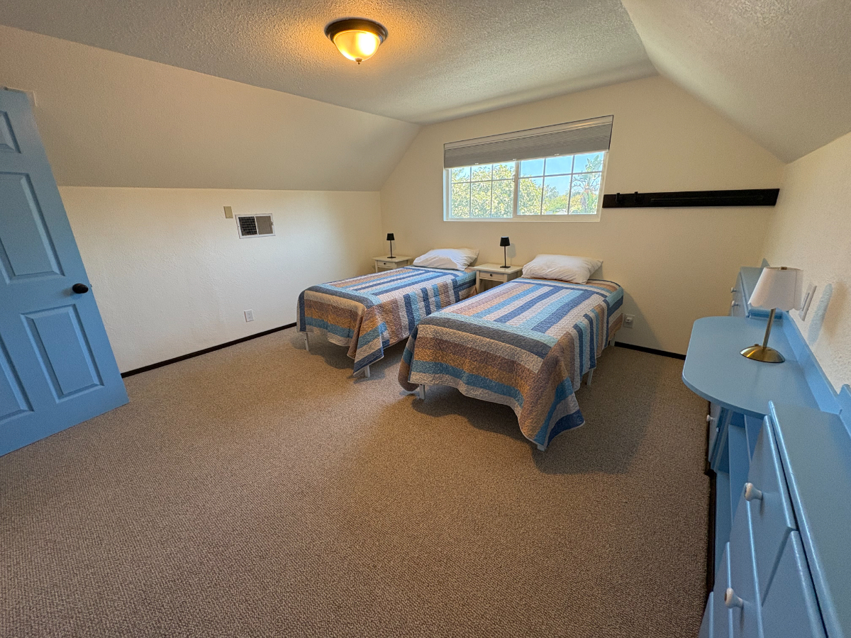Spacious Woodland Retreat | 3BR Office Media Room Fully Furnished - Photo 4