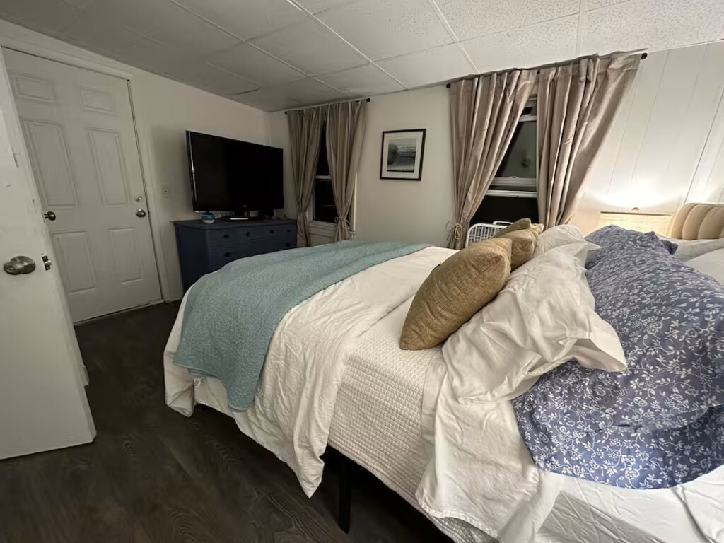 Cozy three bed one bath. Steps to the beach! Sunset Bay, USA!!! - Photo 4