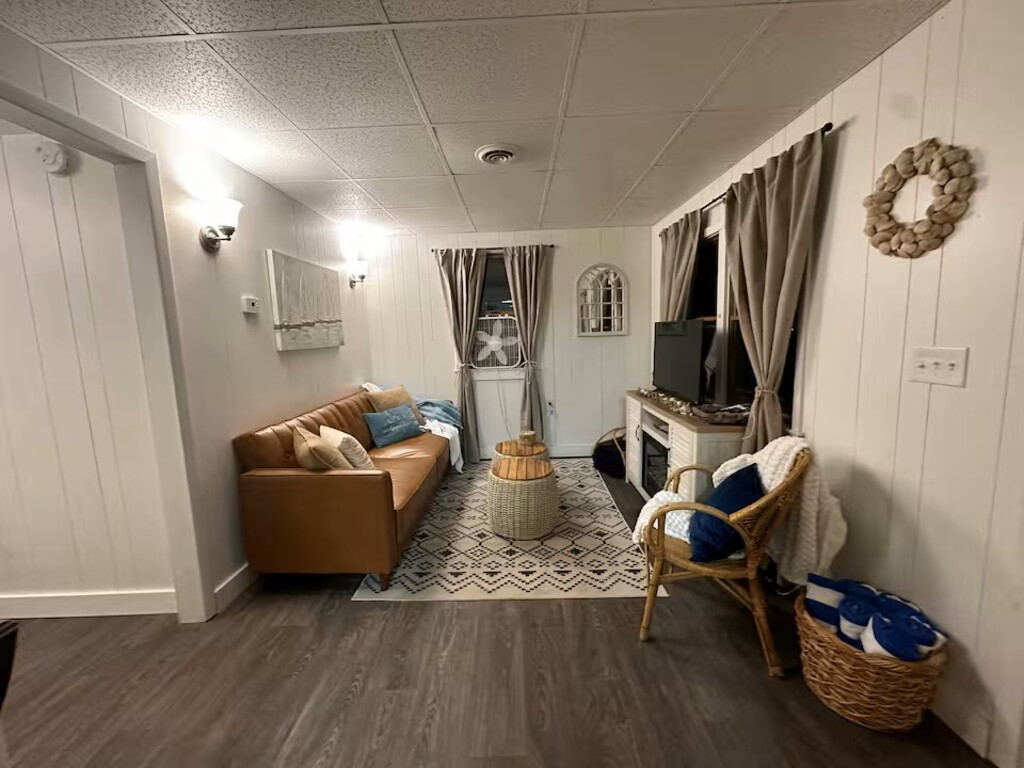 Cozy three bed one bath. Steps to the beach! Sunset Bay, USA!!! - Photo 3