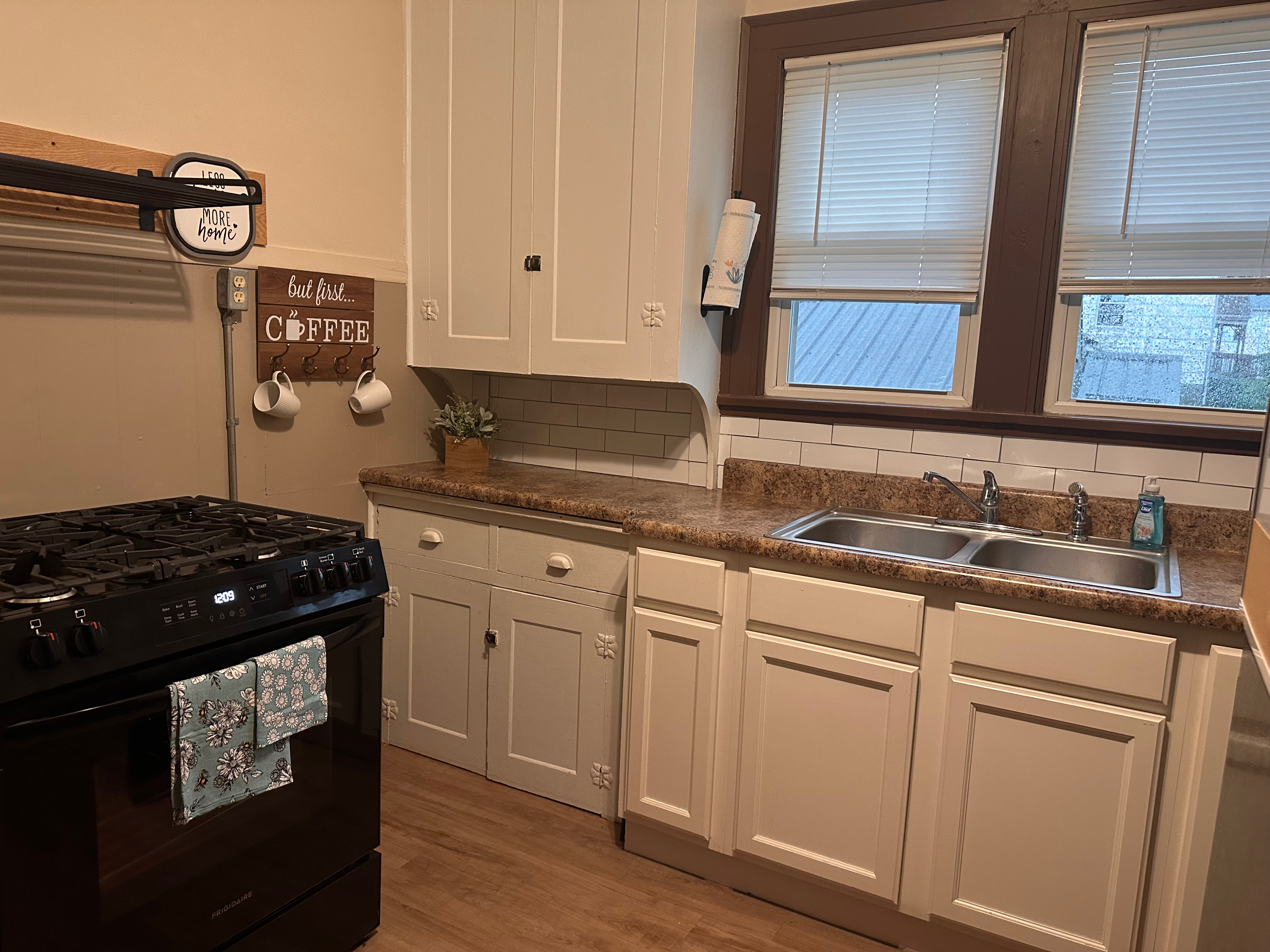 Spotless & Beautifully Remodeled 3-Story Home w/ Spacious Top-Floor Suite - All Included - Photo 4