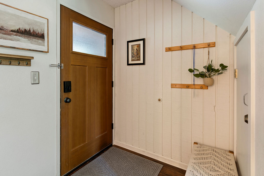 Mt. Bachelor Village Getaway / Great location / Hot Tubs & Trails - Photo 4