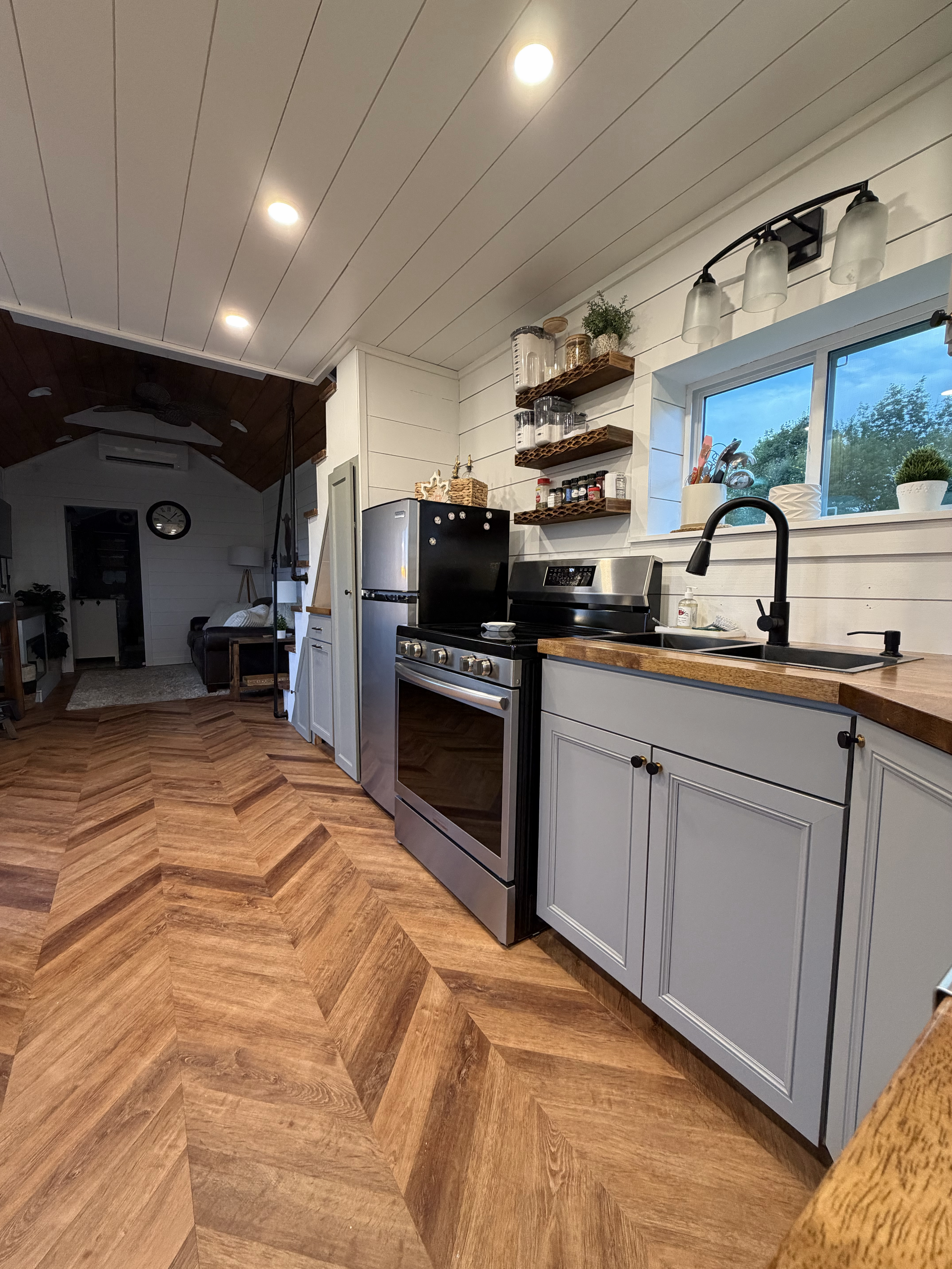 Comfortable Home with King Loft, Fireplace & All Utilities Included - Peaceful Valley Views - Photo 6