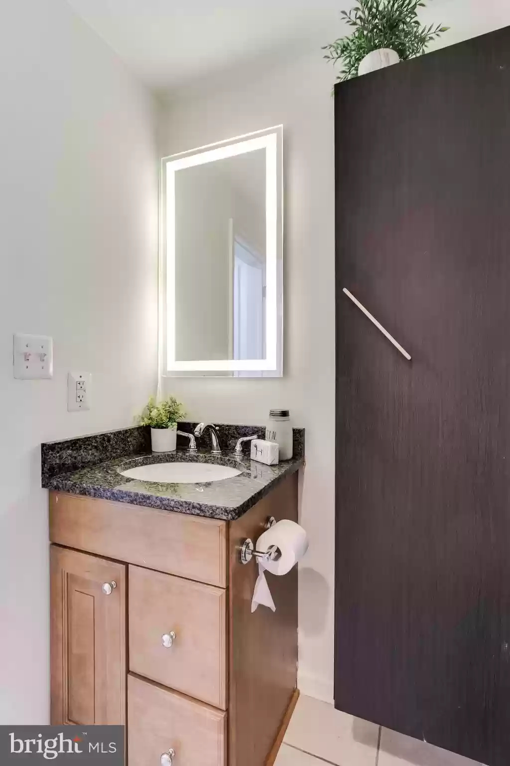 Cozy master bedroom close to Arboretum, Union Market, and Gallaudet University - Photo 4