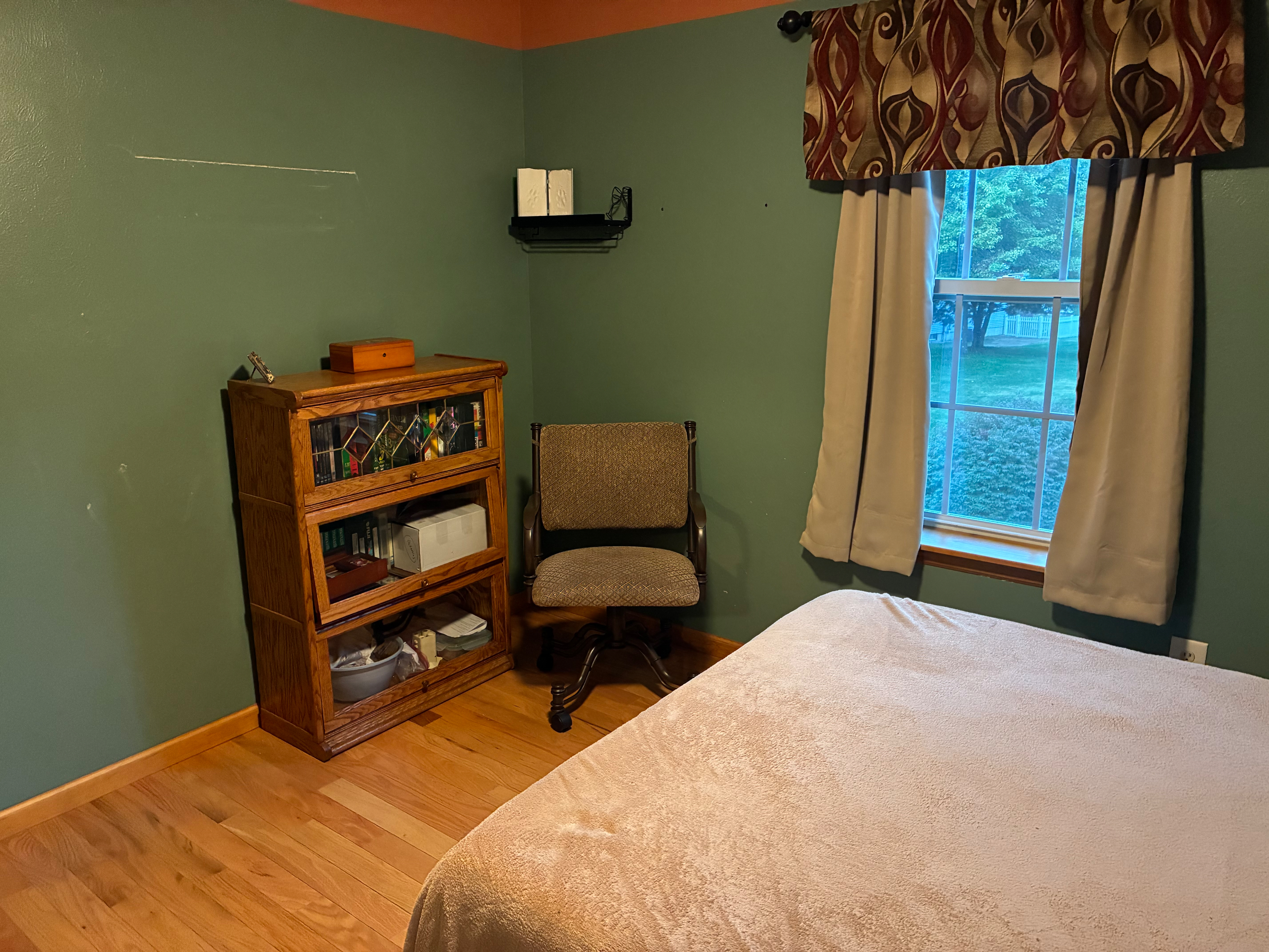 Private home ready to rent a nice bedroom to a medical professional - Photo 12