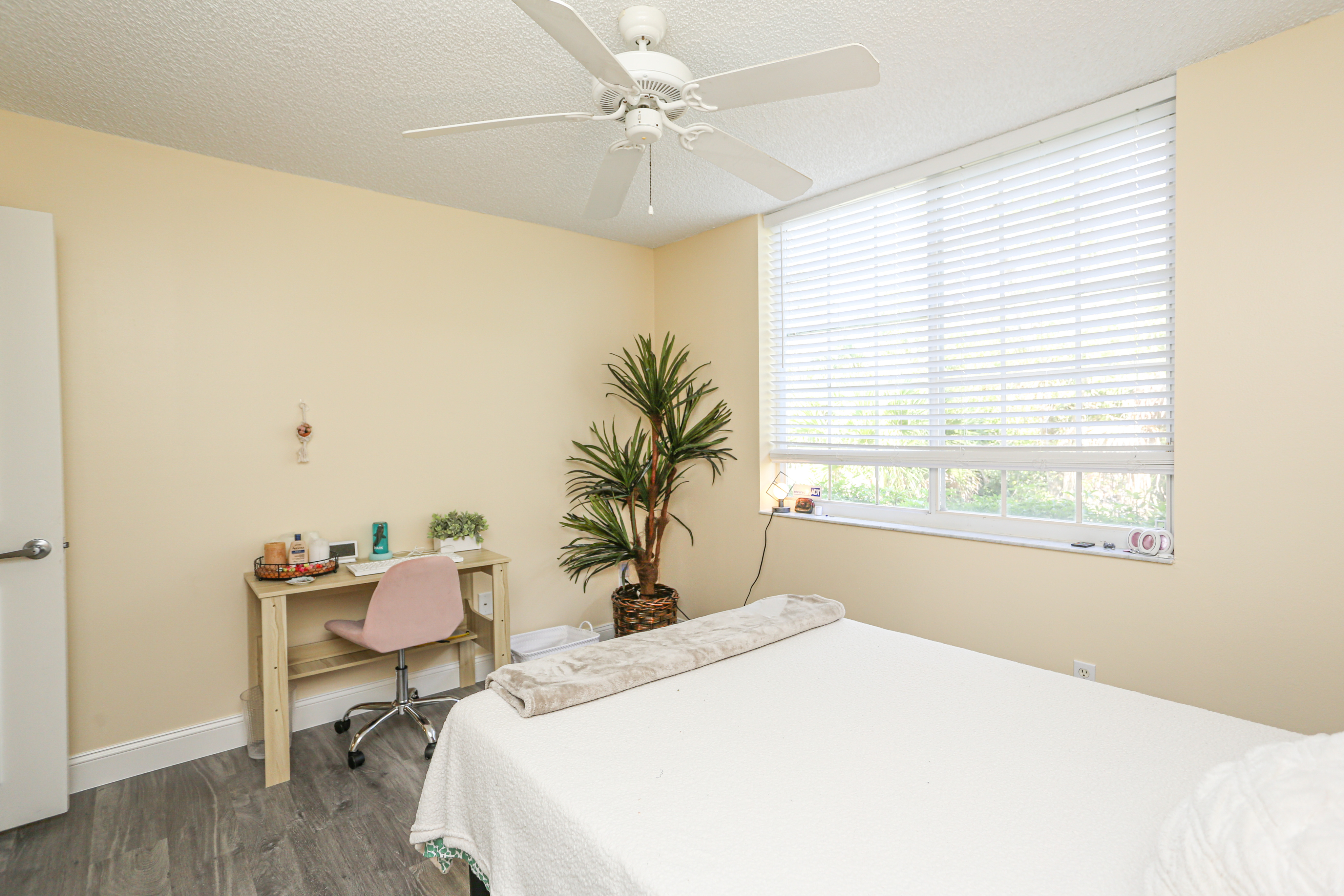 3BR Ground Floor End Unit Condo |The Enclave - Gated - Photo 8