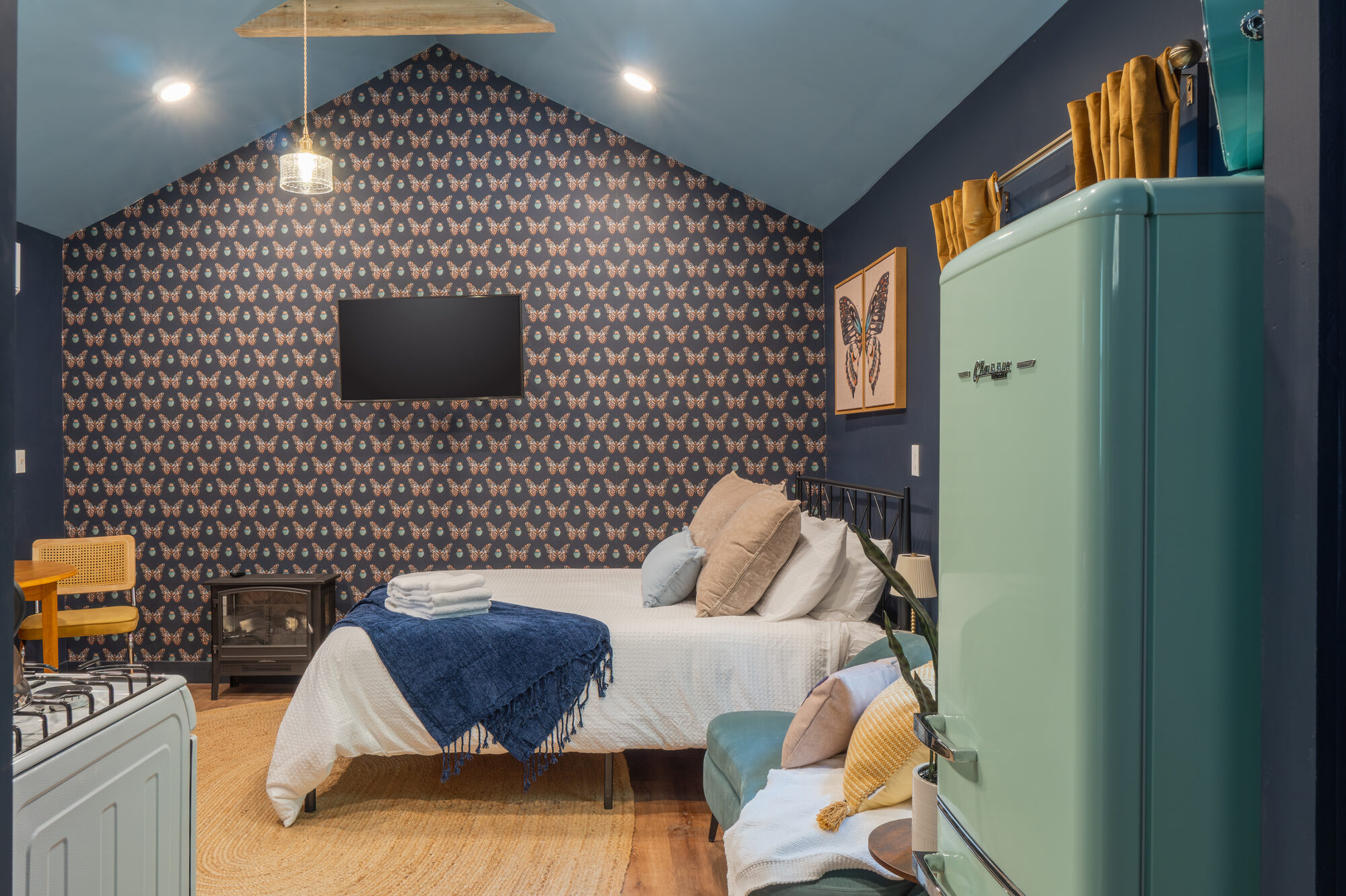 Saugerties Studio Cottage · New Build · Unlimited Hot Water · Utilities Incl. - Photo 2