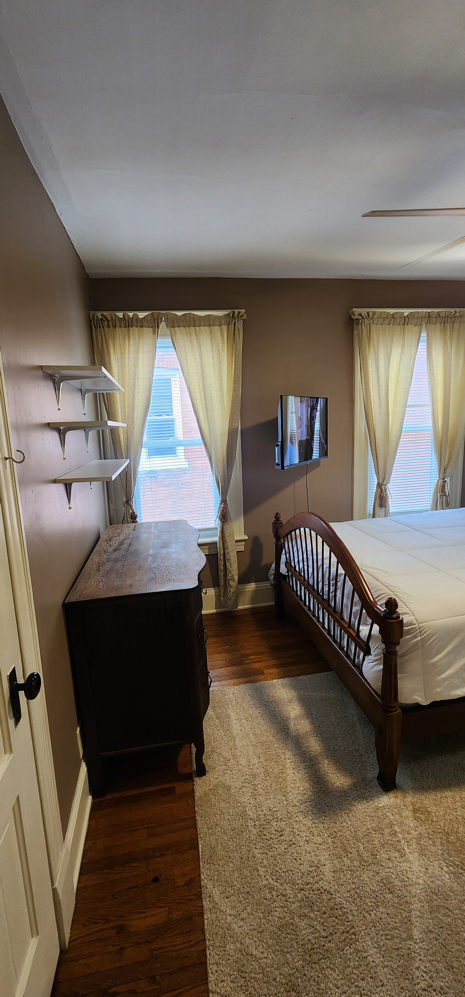 Close To Geneva General Hospital- 3 Minute Drive- Furnished Room - Photo 8