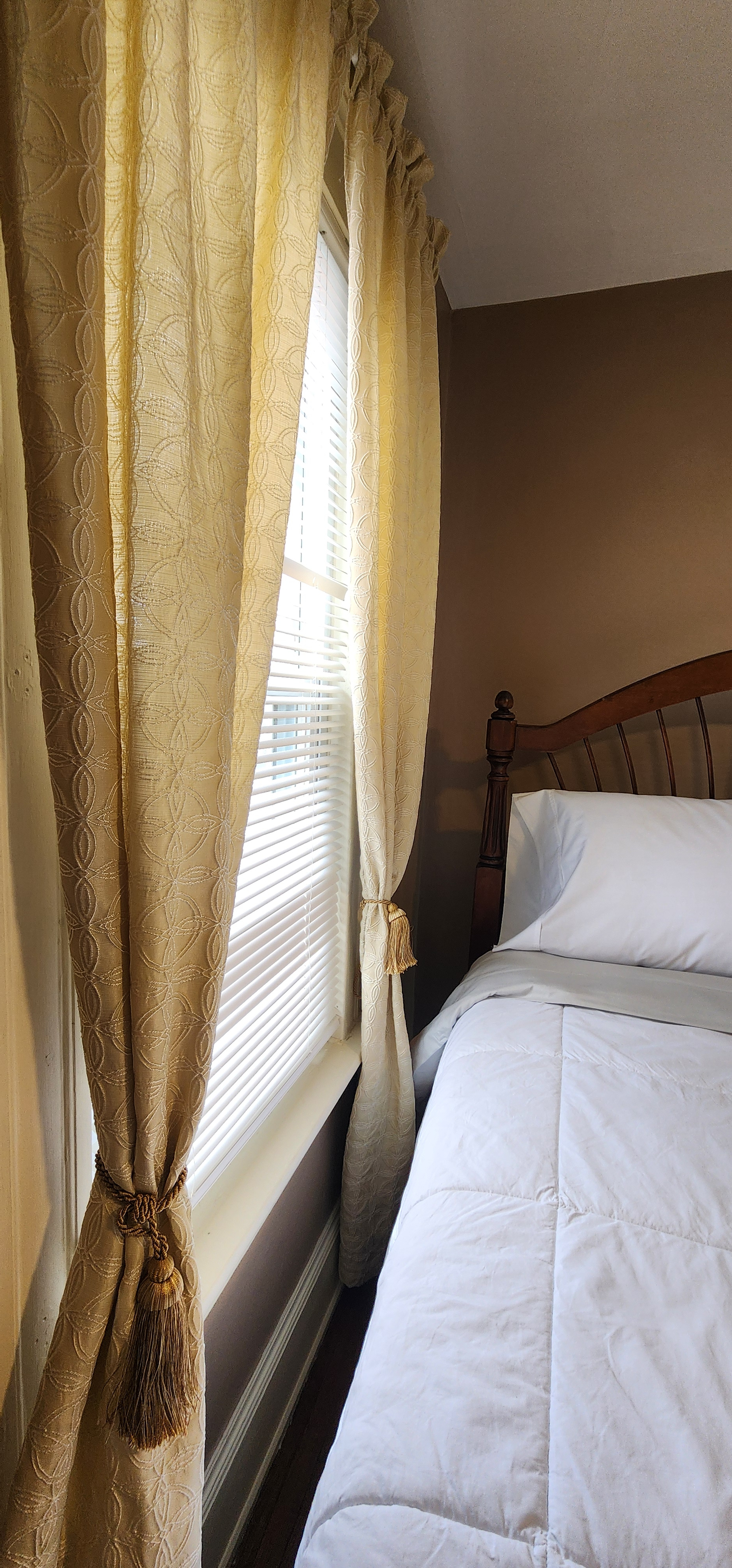 Close To Geneva General Hospital- 3 Minute Drive- Furnished Room - Photo 6