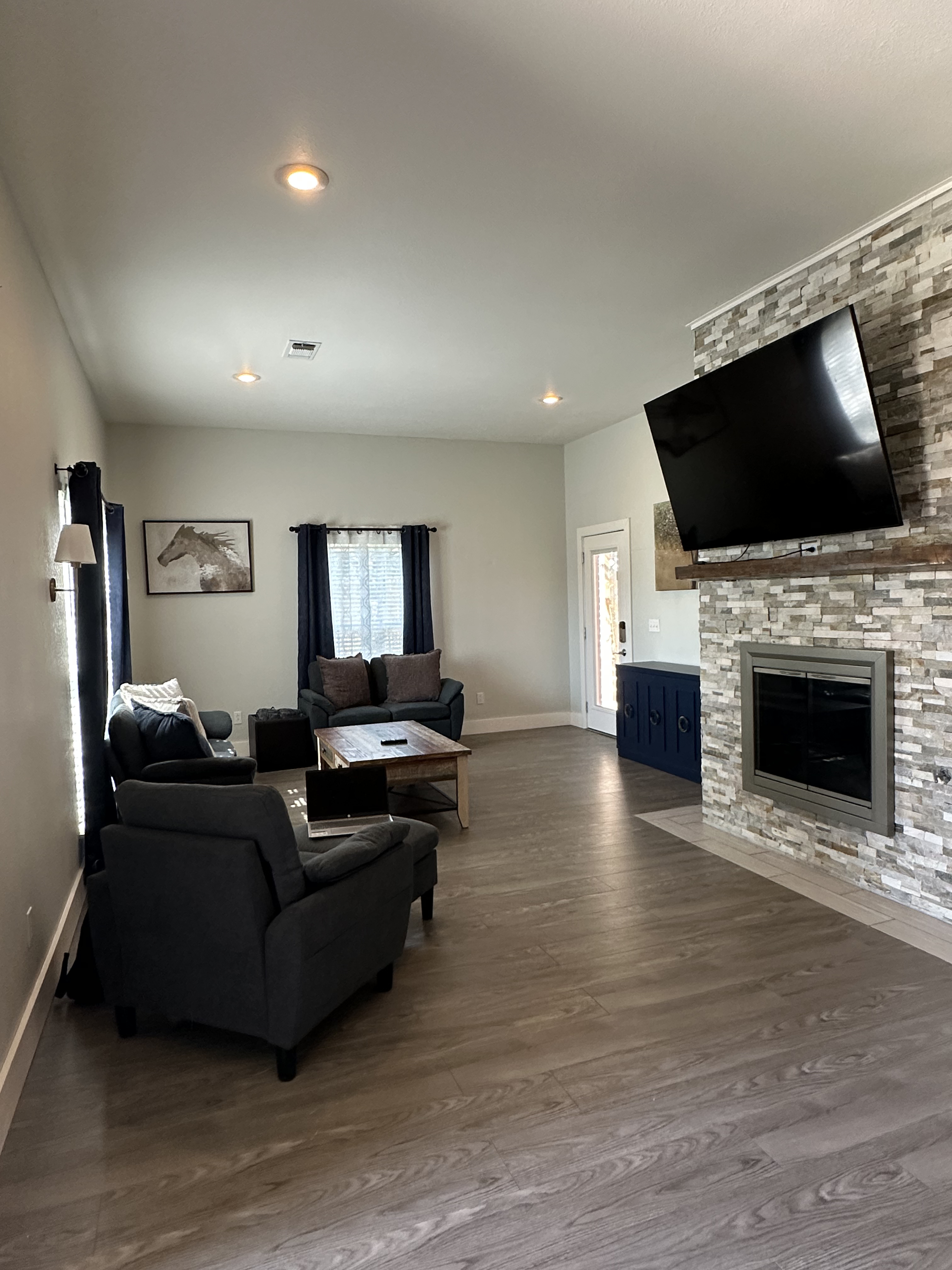 Spacious 4 Private BRs/3BAs Retreat | 2 Private Entrances & 2 Ensuite Baths - Photo 1