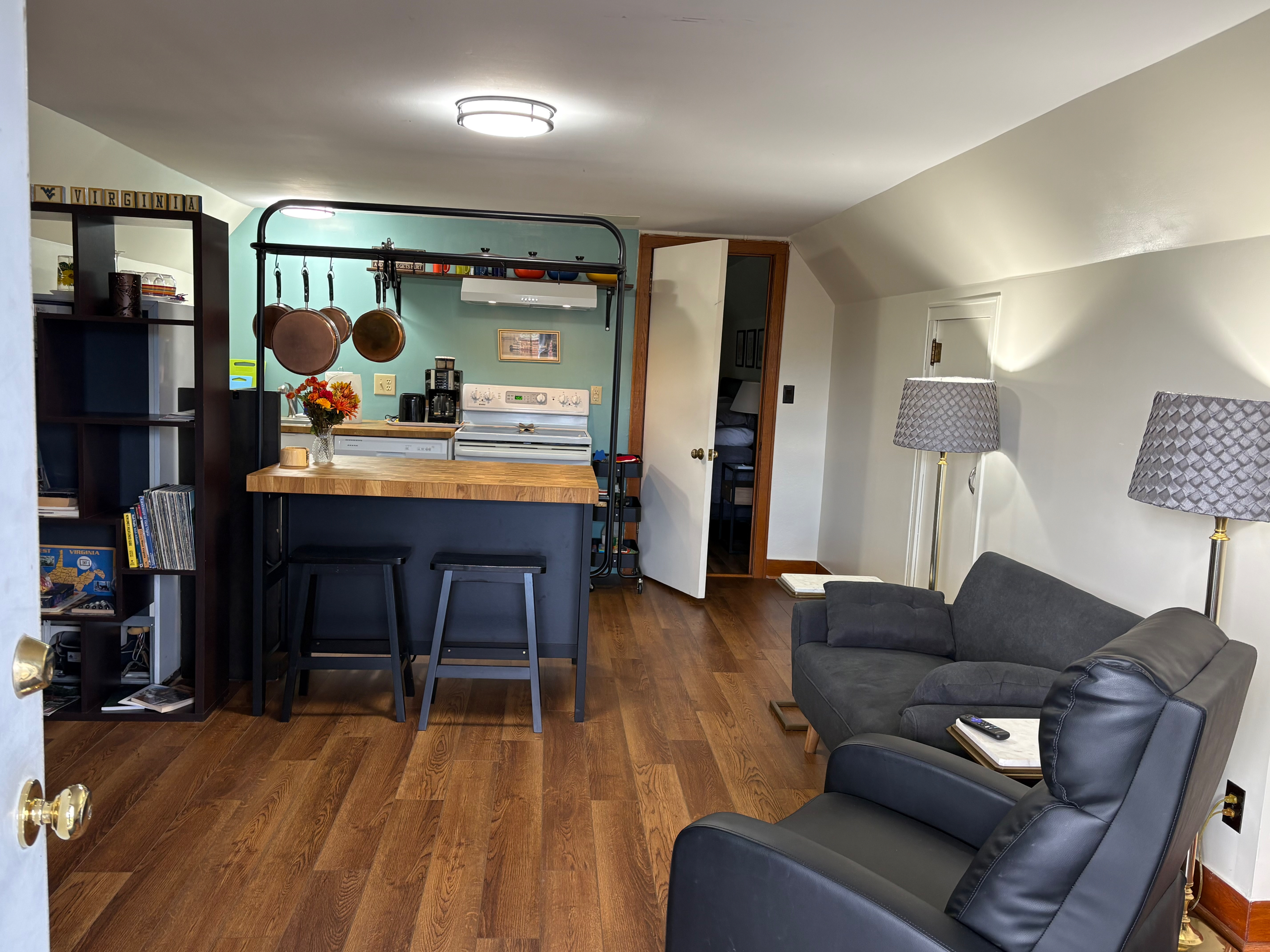Quiet, Upstairs Apt with Private Entrance - Photo 3