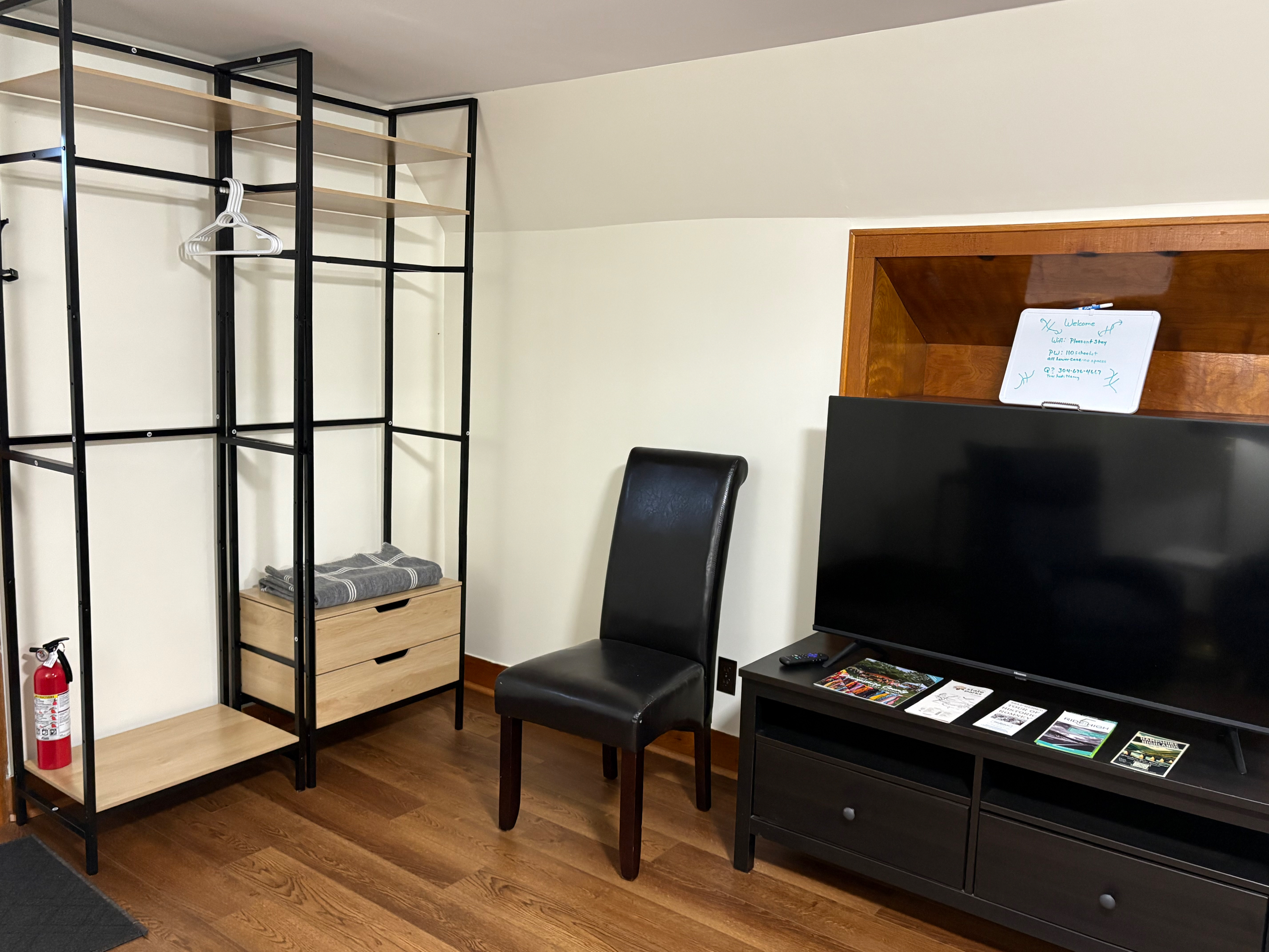 Quiet, Upstairs Apt with Private Entrance - Photo 4