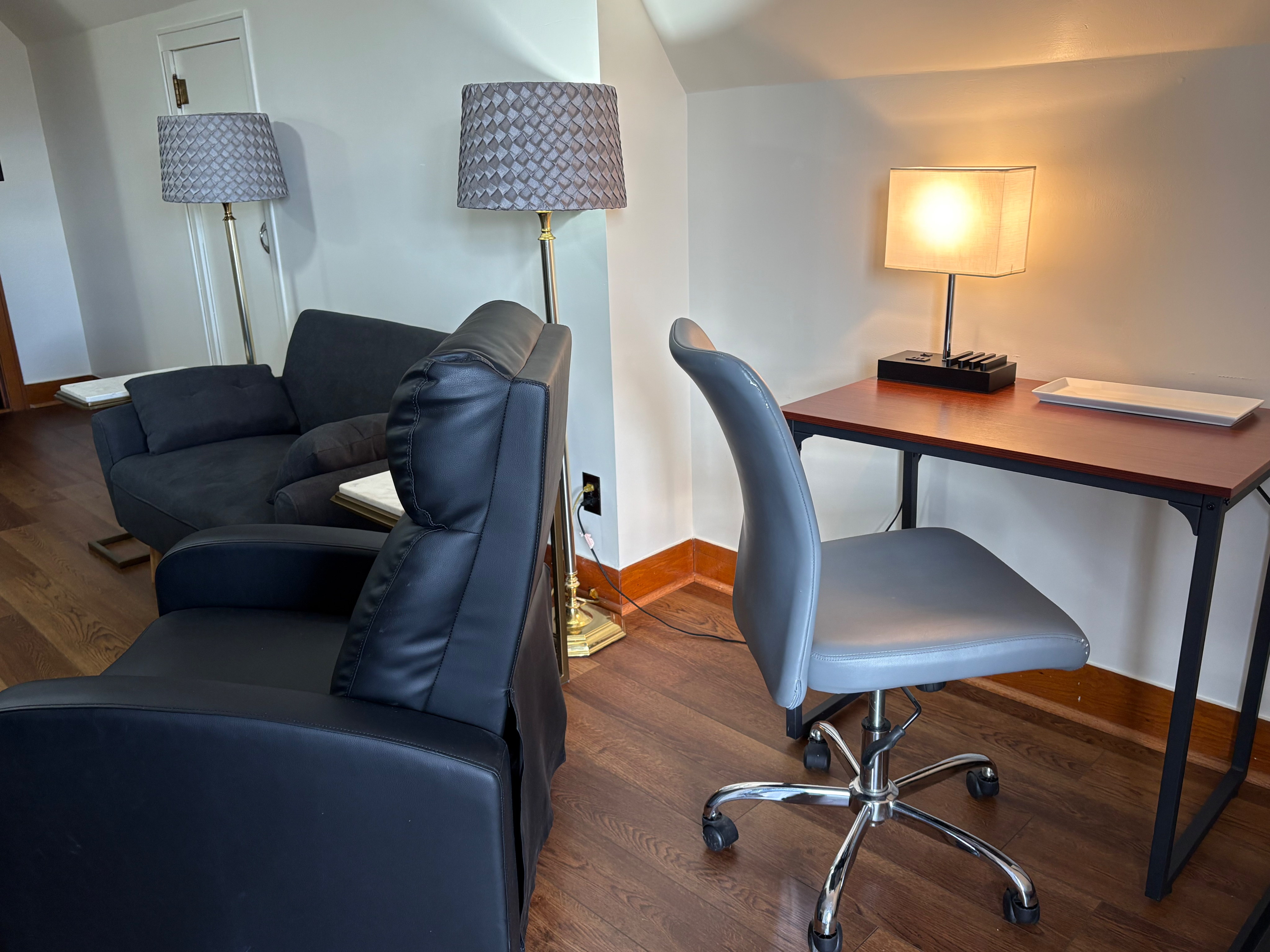 Quiet, Upstairs Apt with Private Entrance - Photo 5