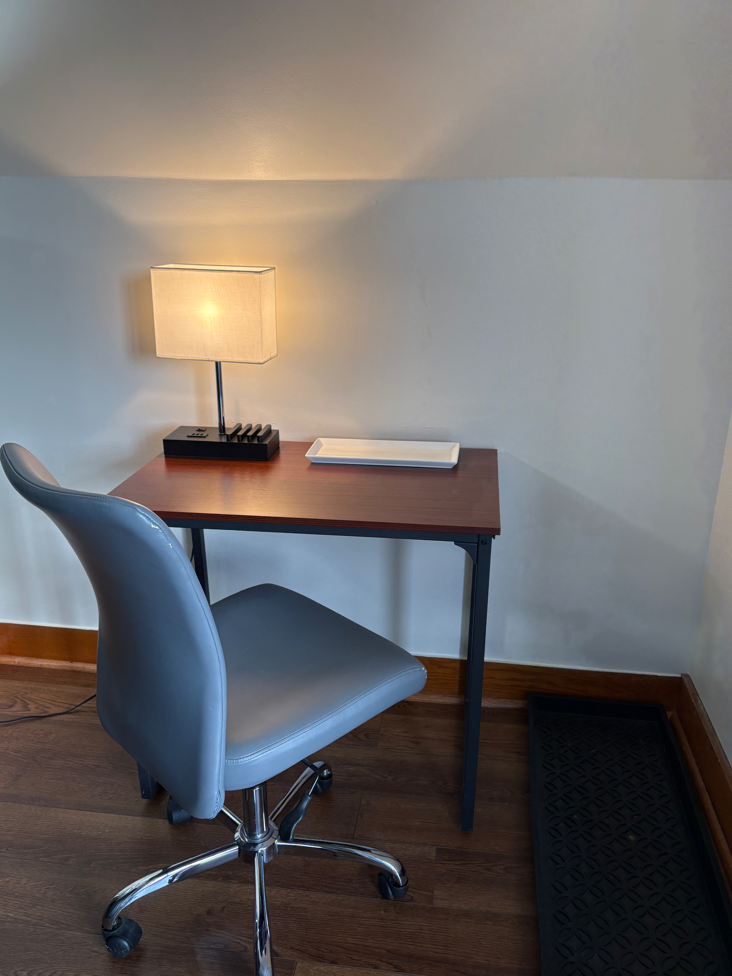 Quiet, Upstairs Apt with Private Entrance - Photo 6