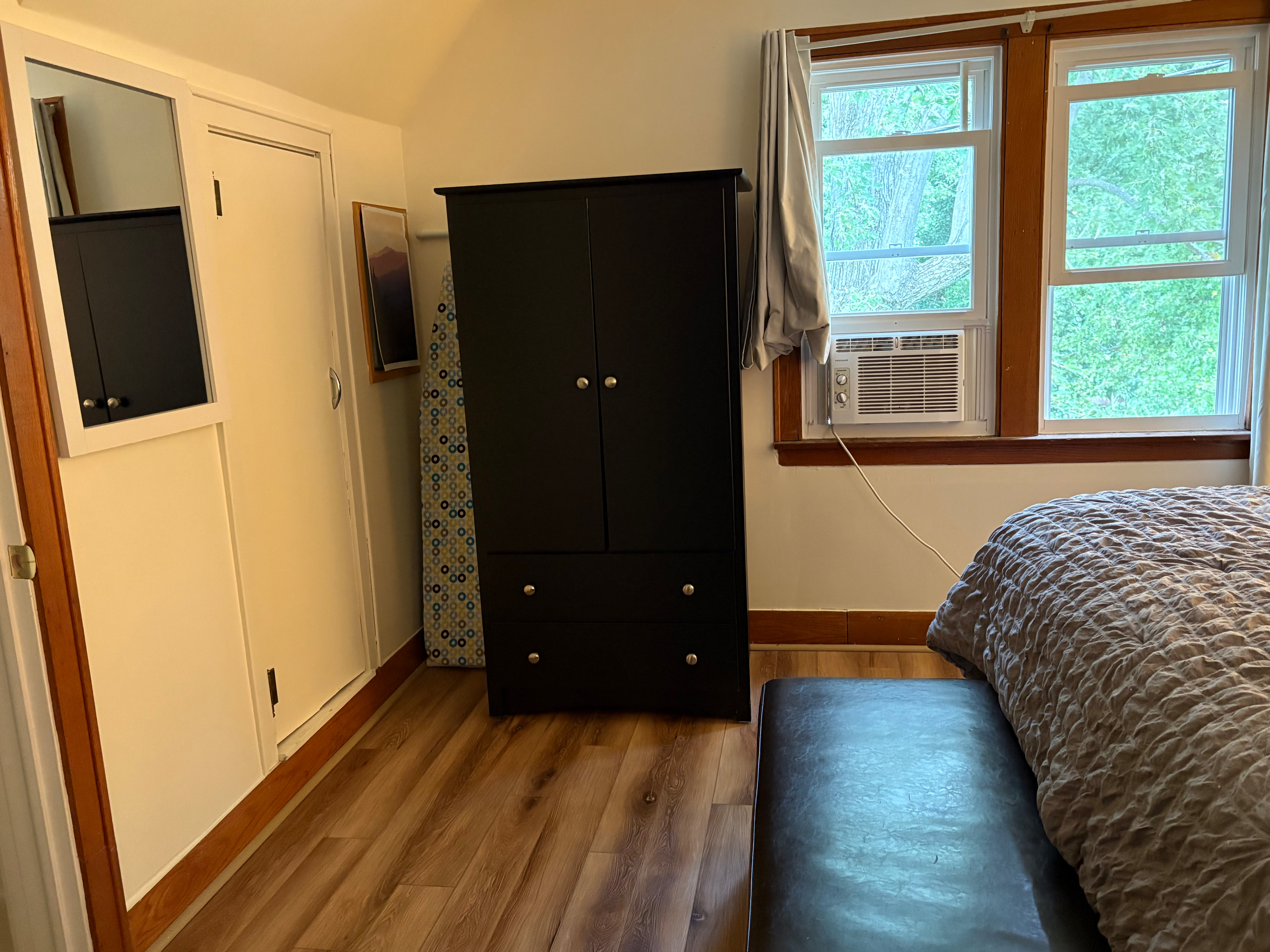 Quiet, Upstairs Apt with Private Entrance - Photo 9