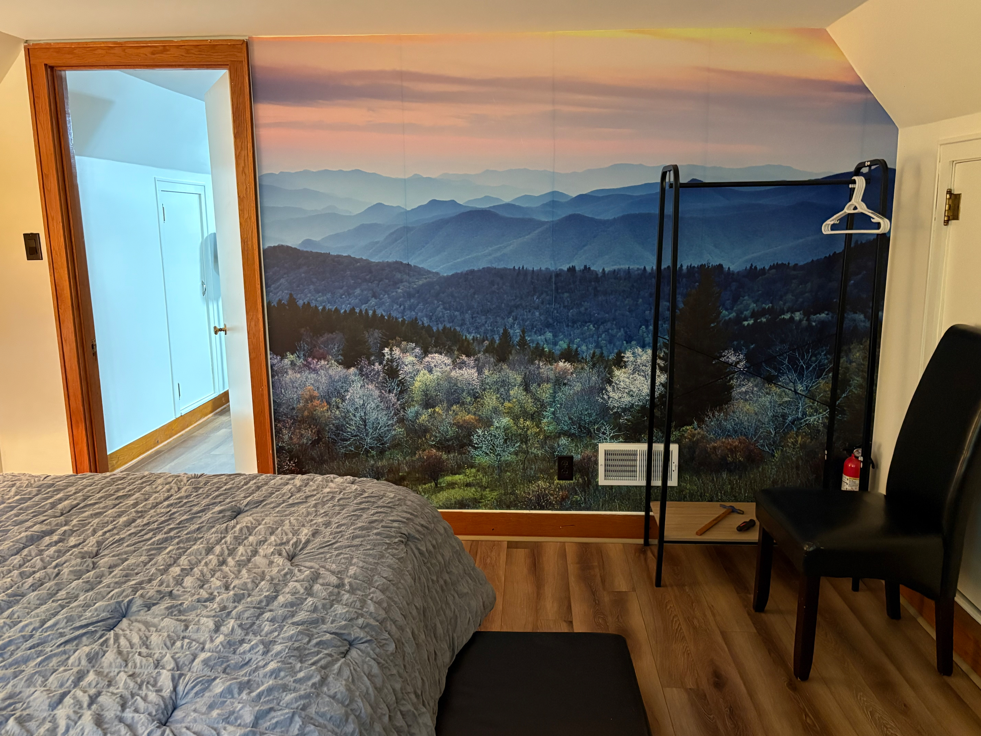 Quiet, Upstairs Apt with Private Entrance - Photo 10