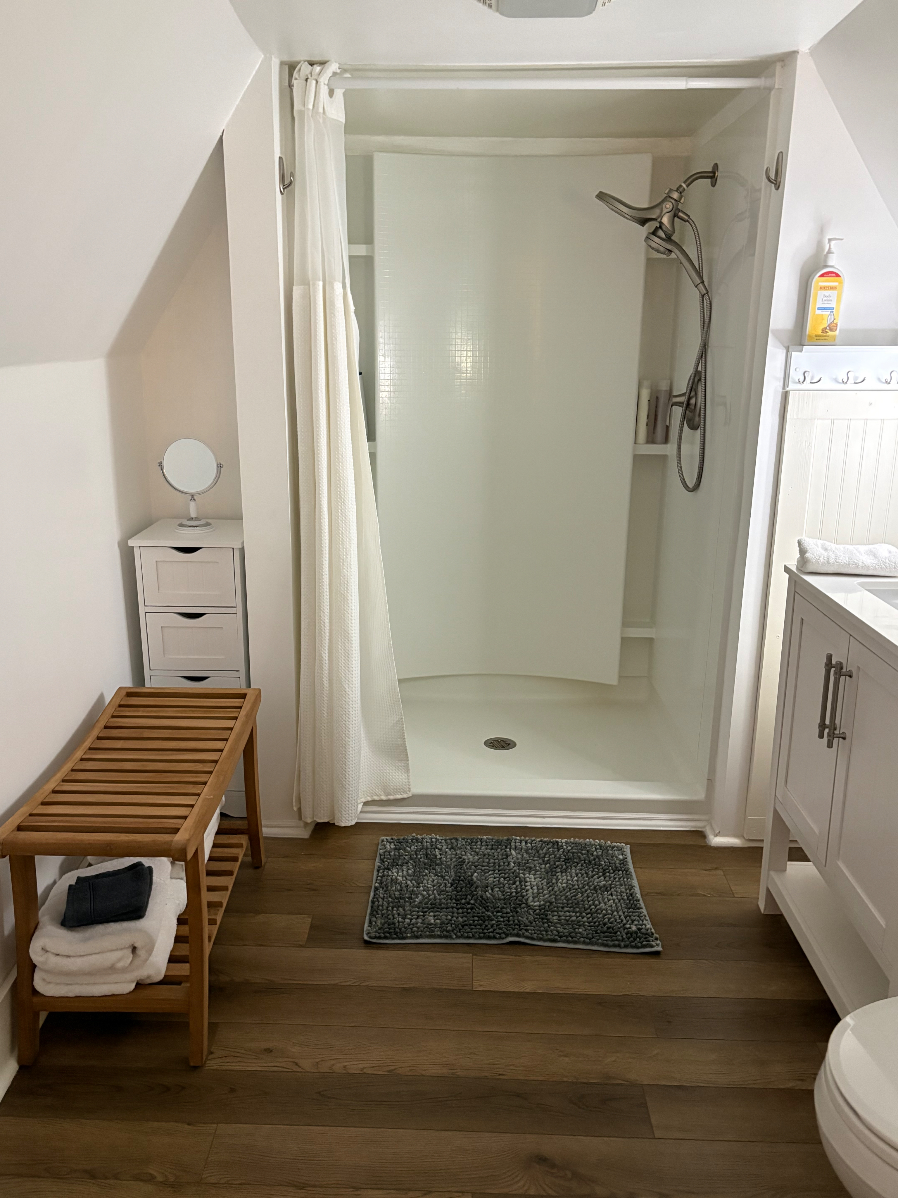 Quiet, Upstairs Apt with Private Entrance - Photo 12
