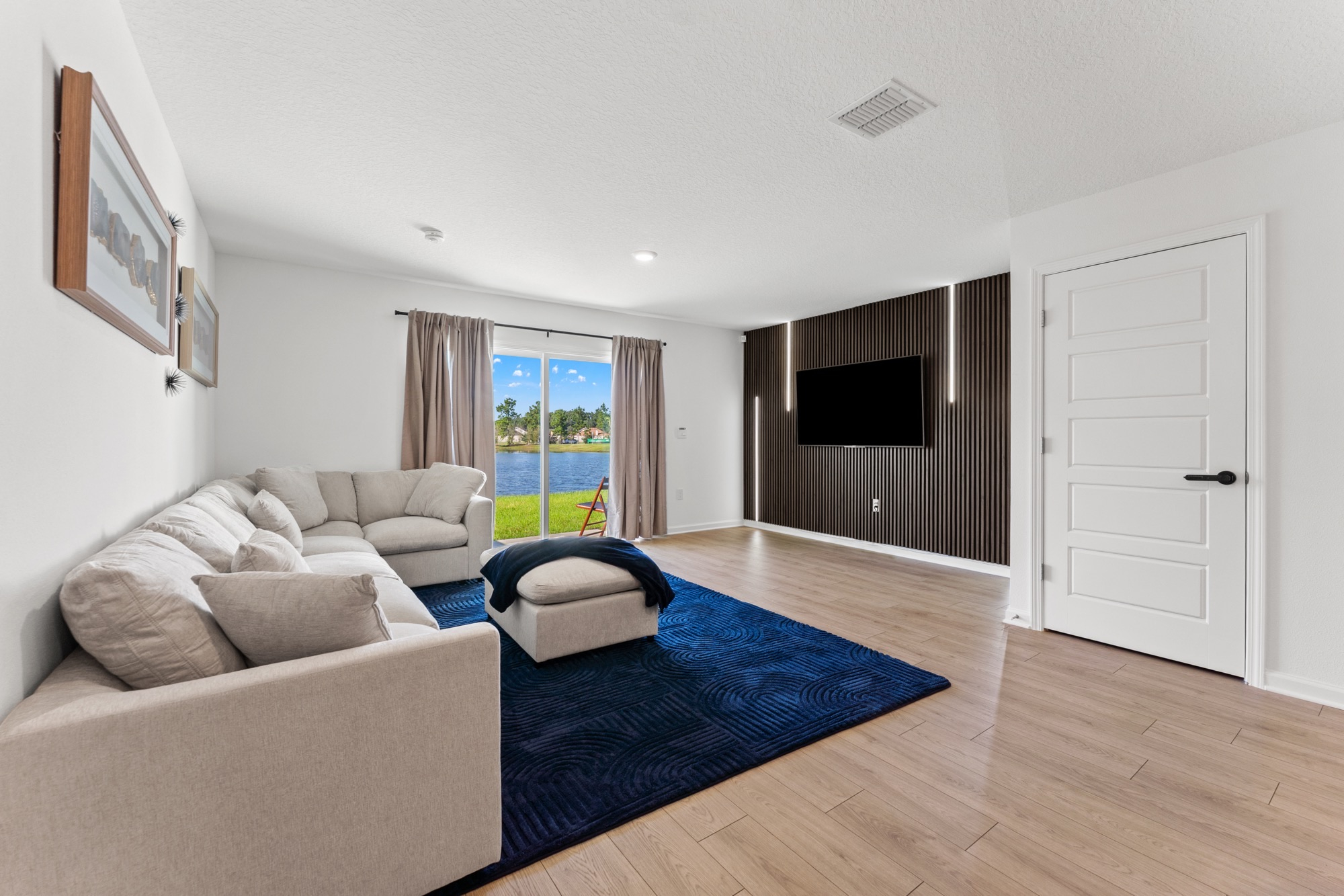 Furnished Primary Suite With Private Bath, Fast WiFi And Shared Modern Living - Photo 7
