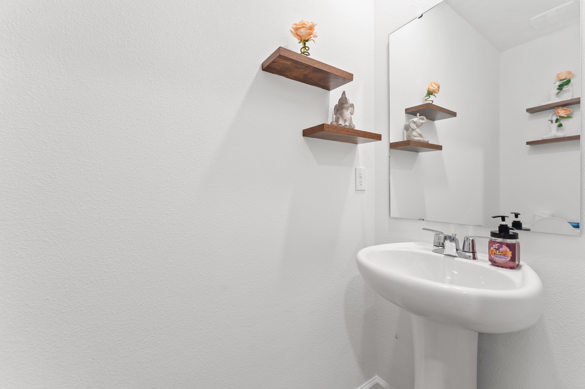 Furnished Primary Suite With Private Bath, Fast WiFi And Shared Modern Living - Photo 4