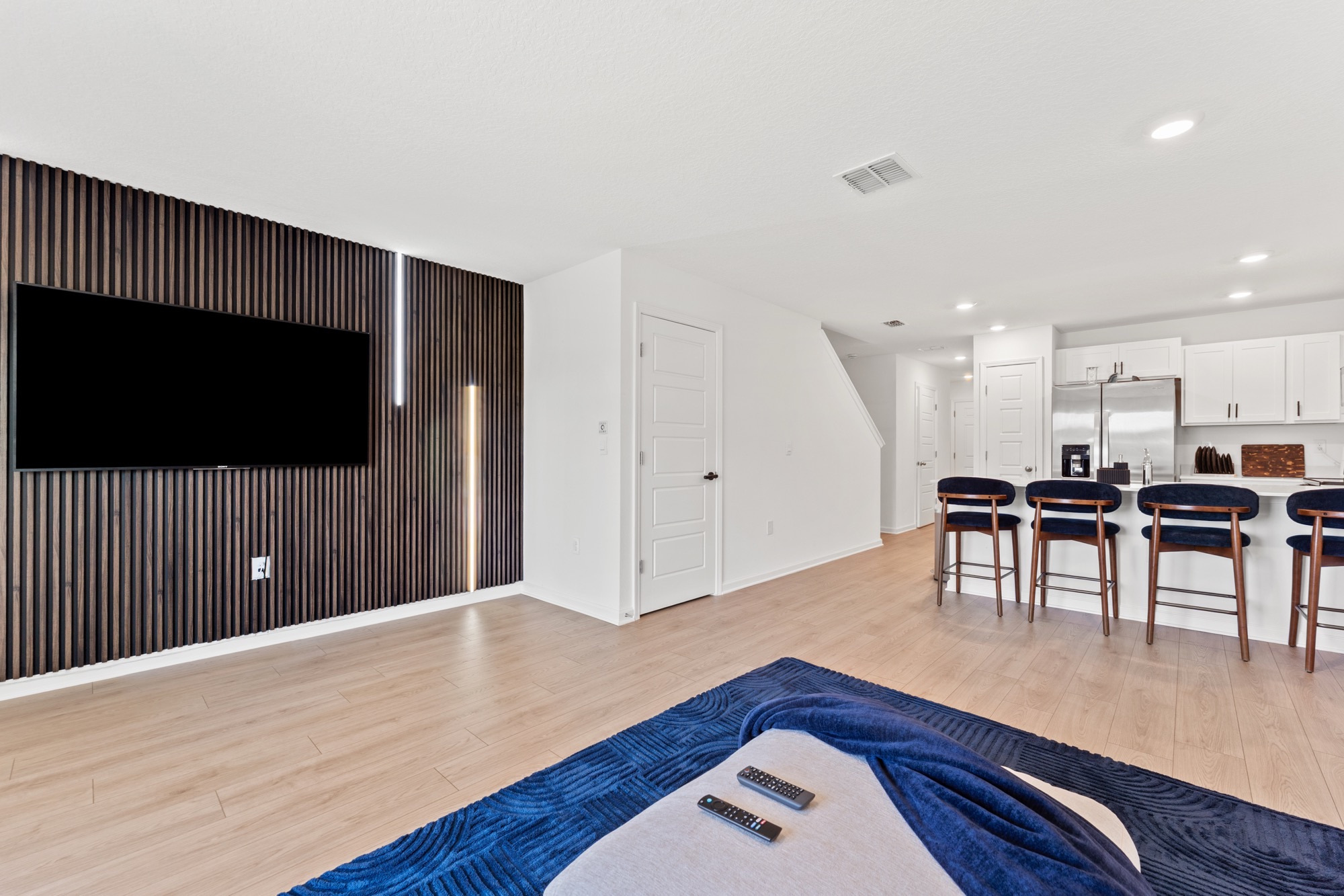 Furnished Primary Suite With Private Bath, Fast WiFi And Shared Modern Living - Photo 8