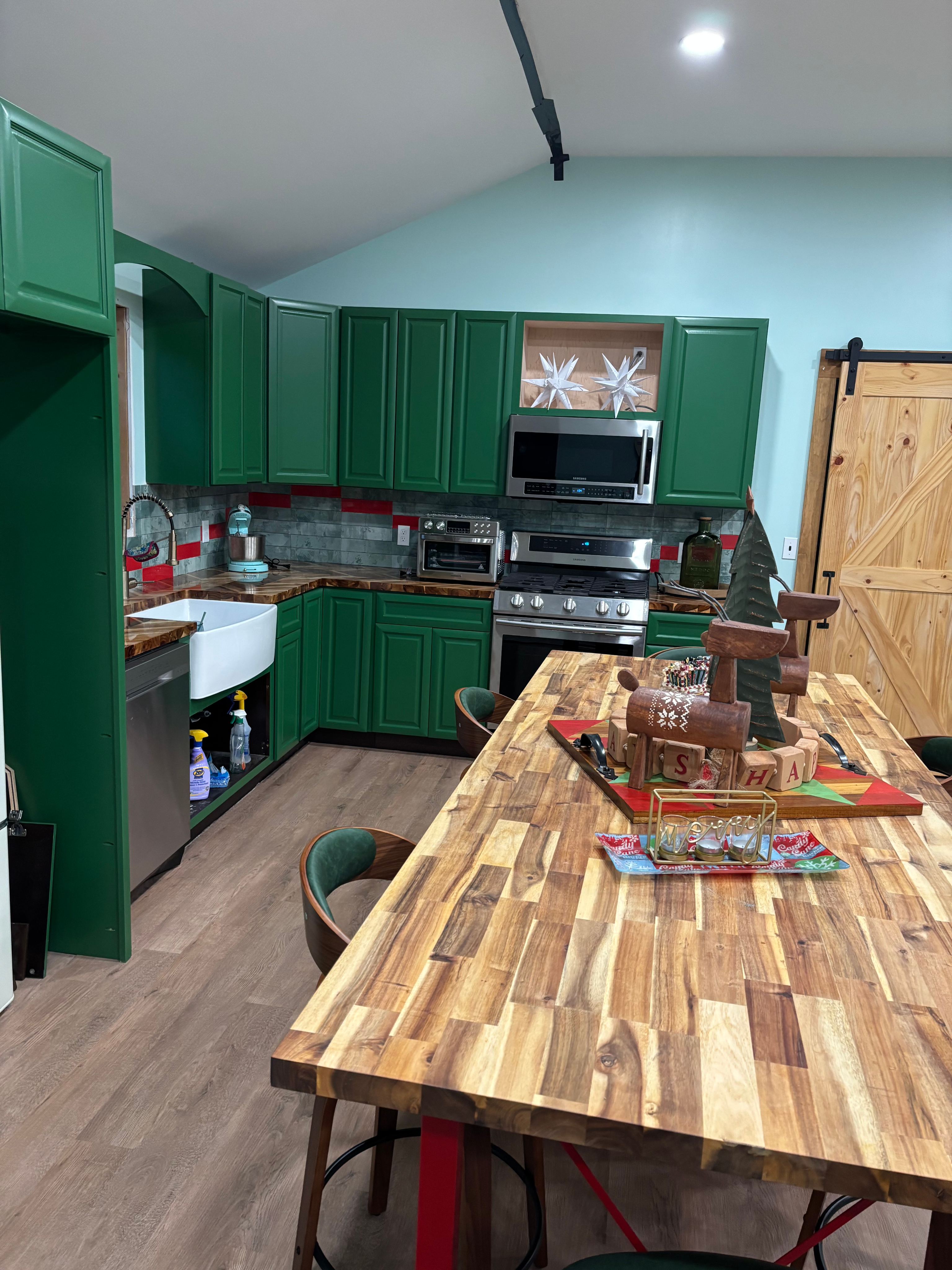 Beautiful apartment-ten minutes from Samaritan hospital - Photo 1