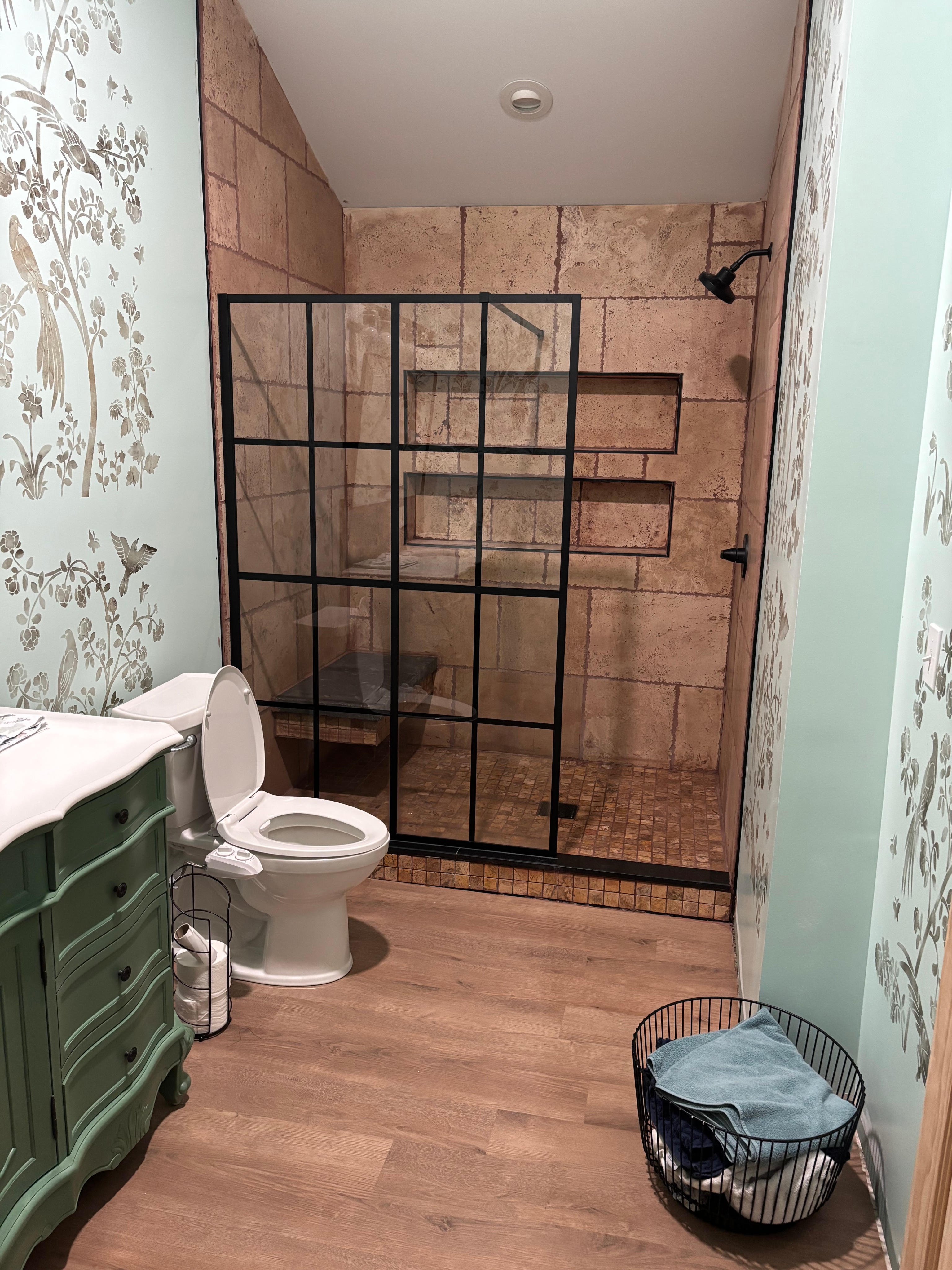 Beautiful apartment-ten minutes from Samaritan hospital - Photo 4