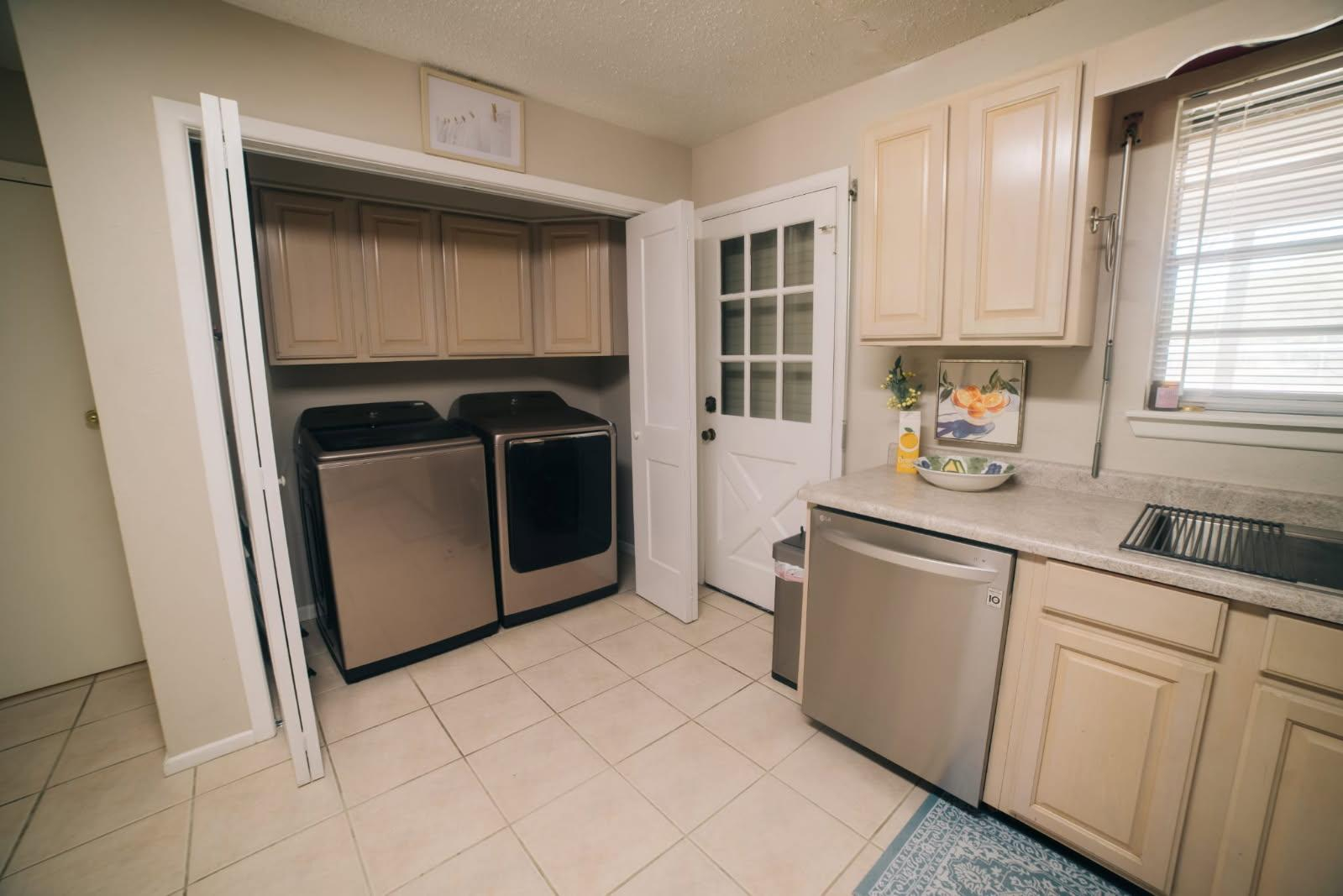 Brownsville 4BR Furnished Home | Flexible Sleeping, Sunroom & Patio - Photo 8