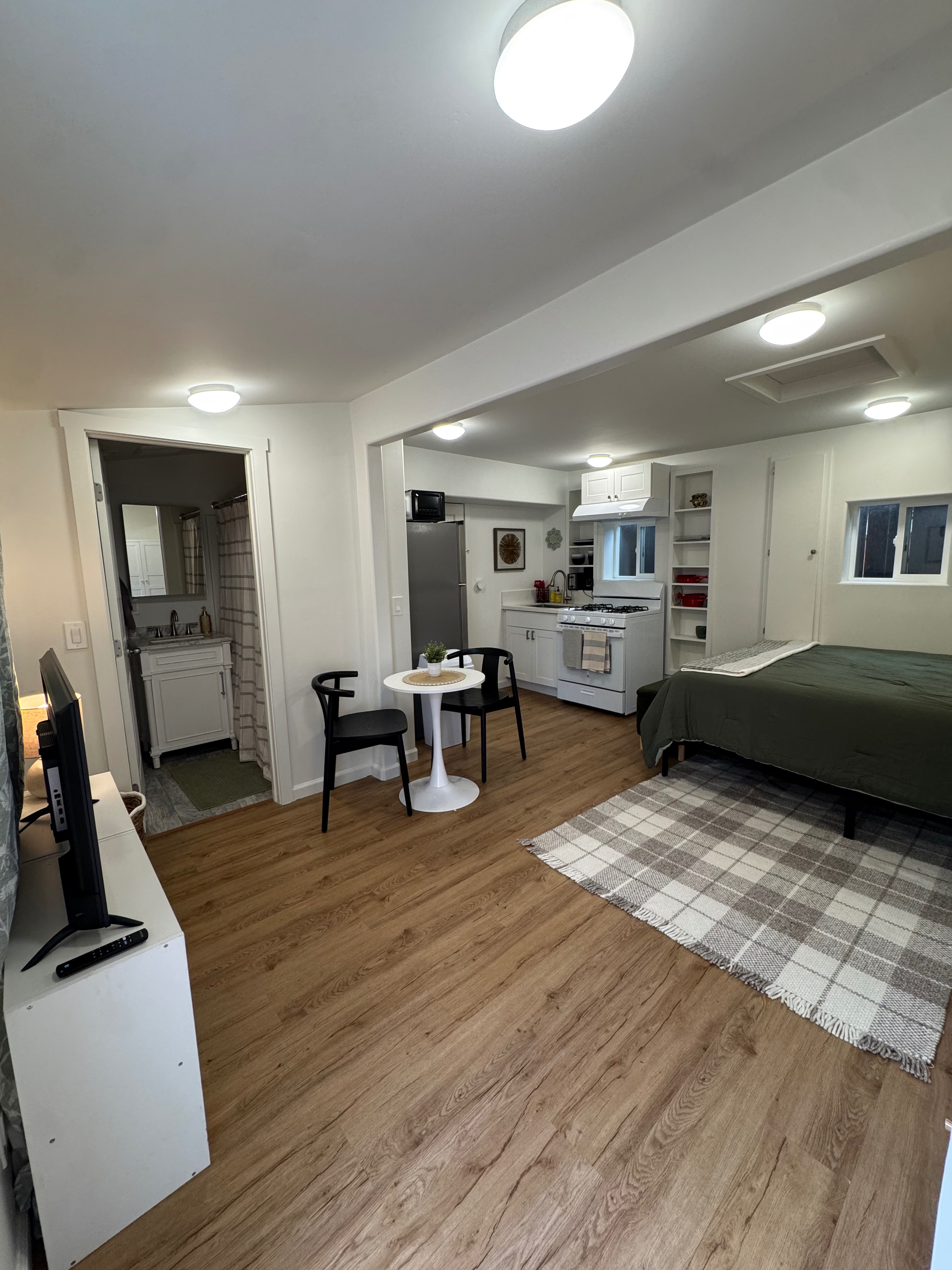 Furnished Santa Barbara Studio | Full Kitchen, Laundry & Private Yard - Photo 4
