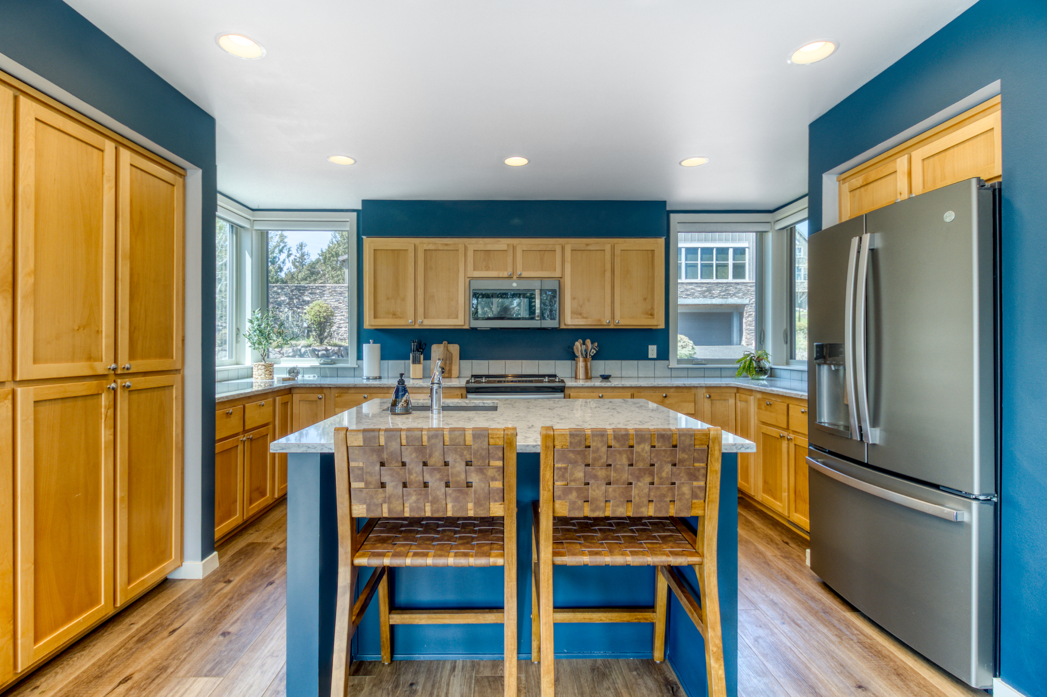 Fully Furnished & Updated 3BR/2.5BA Home in Eagle Crest Resort - Ideal for Travel Nurses, Relocations & Extended Stays - Photo 4