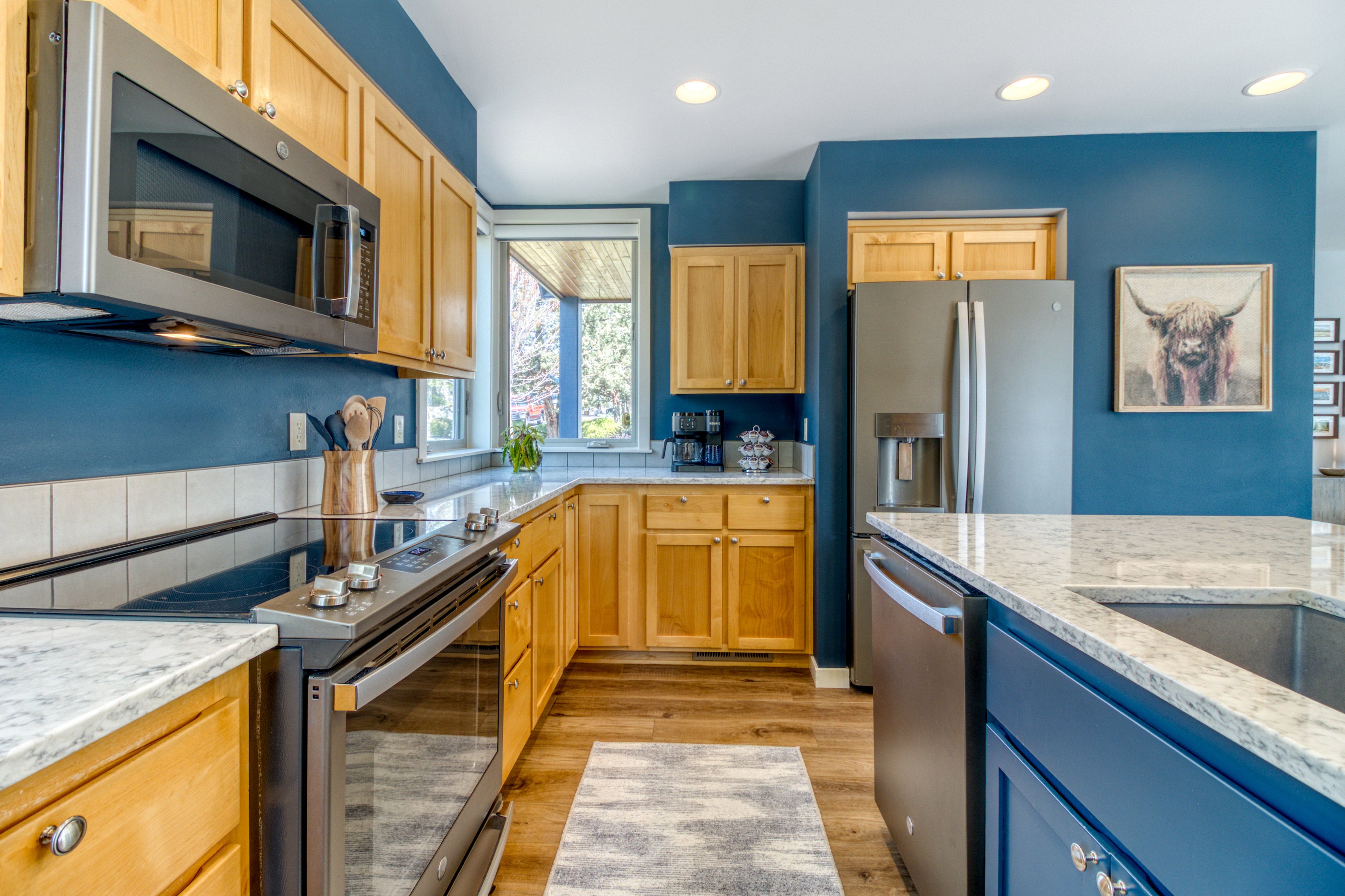 Fully Furnished & Updated 3BR/2.5BA Home in Eagle Crest Resort - Ideal for Travel Nurses, Relocations & Extended Stays - Photo 6