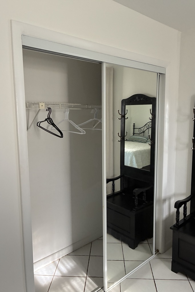 Private bedroom and bathroom, shared office, garage parking - Photo 10