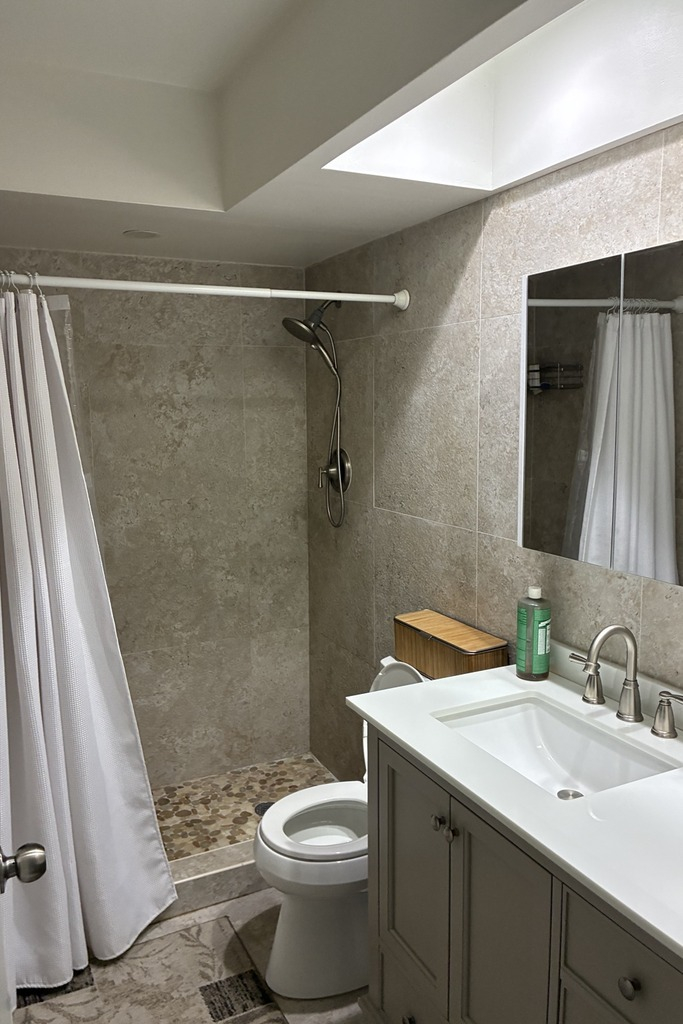 Private bedroom and bathroom, shared office, garage parking - Photo 8