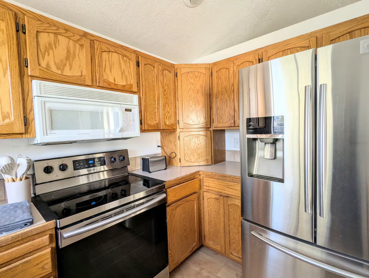 Bright & Spacious 3-Bedroom Furnished Home with Indoor-Outdoor Living, RV Parking & Monthly Housekee - Photo 5