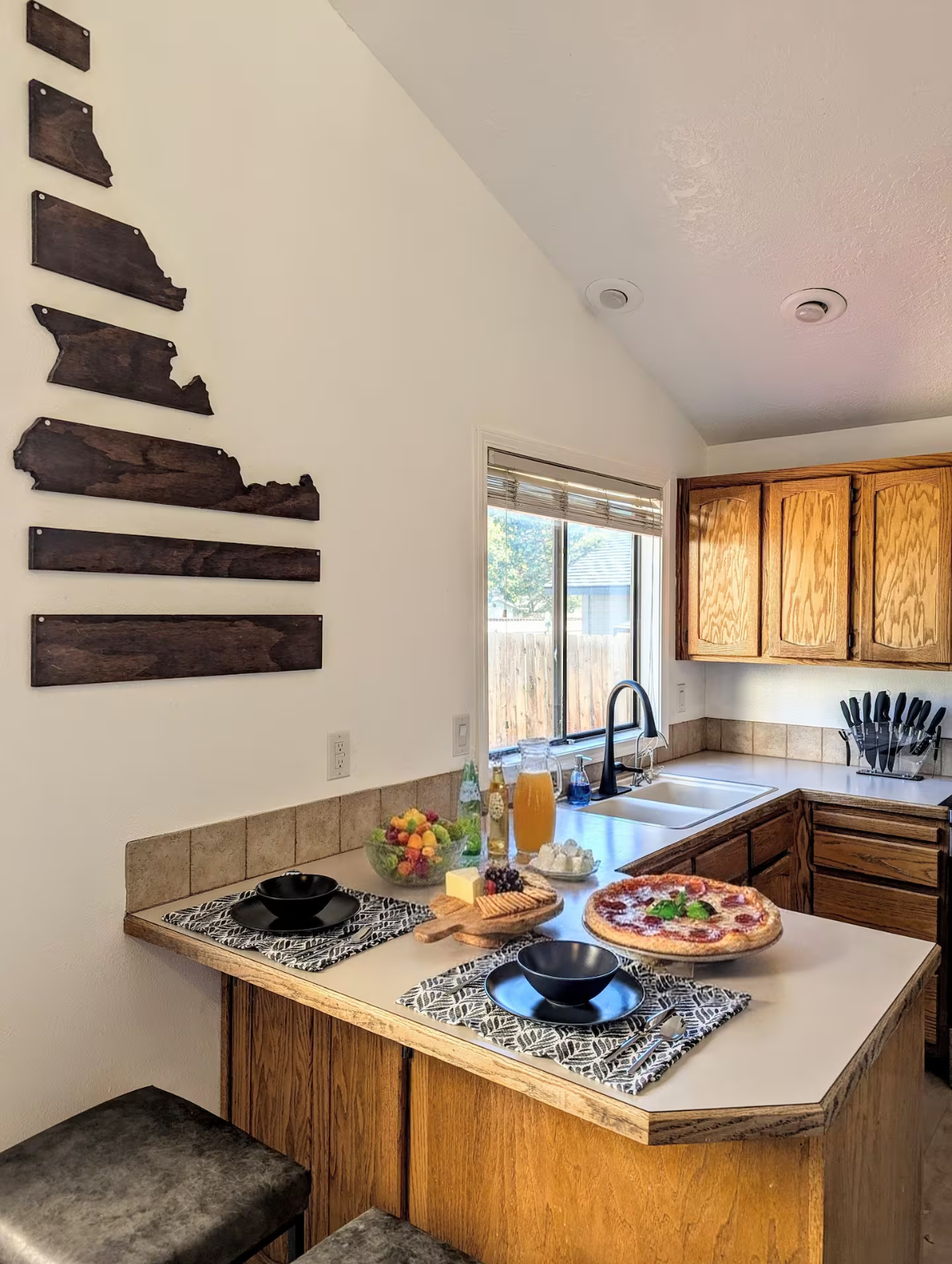 Bright & Spacious 3-Bedroom Furnished Home with Indoor-Outdoor Living, RV Parking & Monthly Housekee - Photo 4