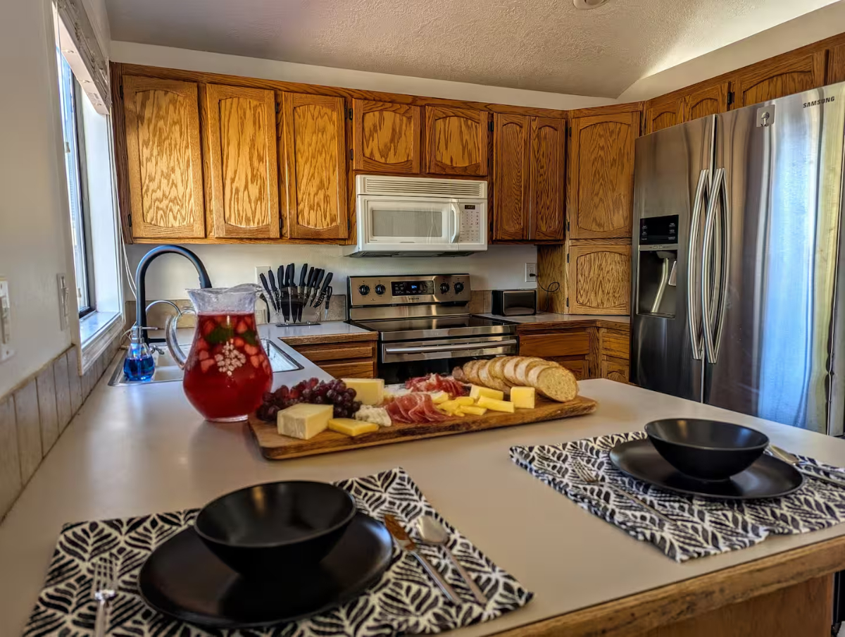 Bright & Spacious 3-Bedroom Furnished Home with Indoor-Outdoor Living, RV Parking & Monthly Housekee - Photo 3