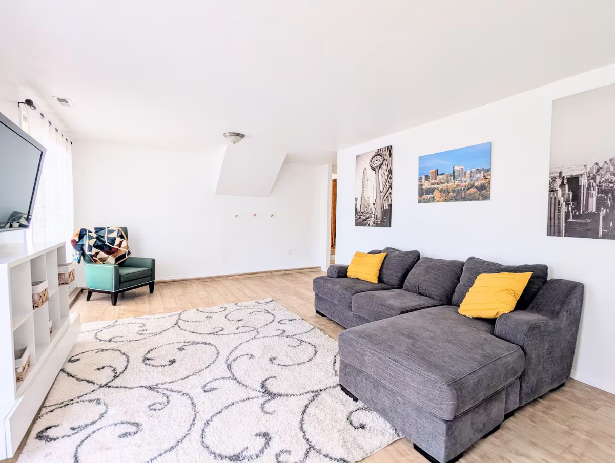 Bright & Spacious 3-Bedroom Furnished Home with Indoor-Outdoor Living, RV Parking & Monthly Housekee - Photo 2