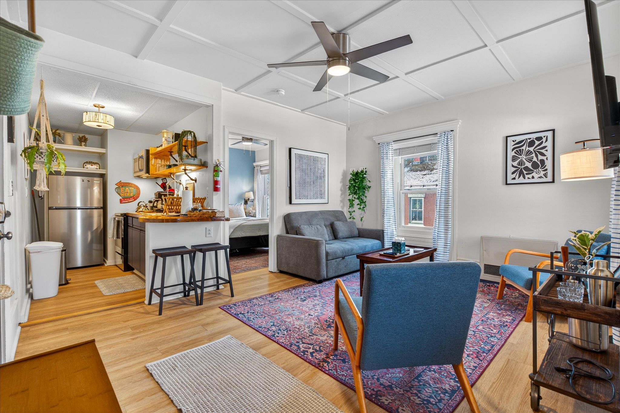 Sunny & Welcoming Apartment in Central Burlington - Photo 1
