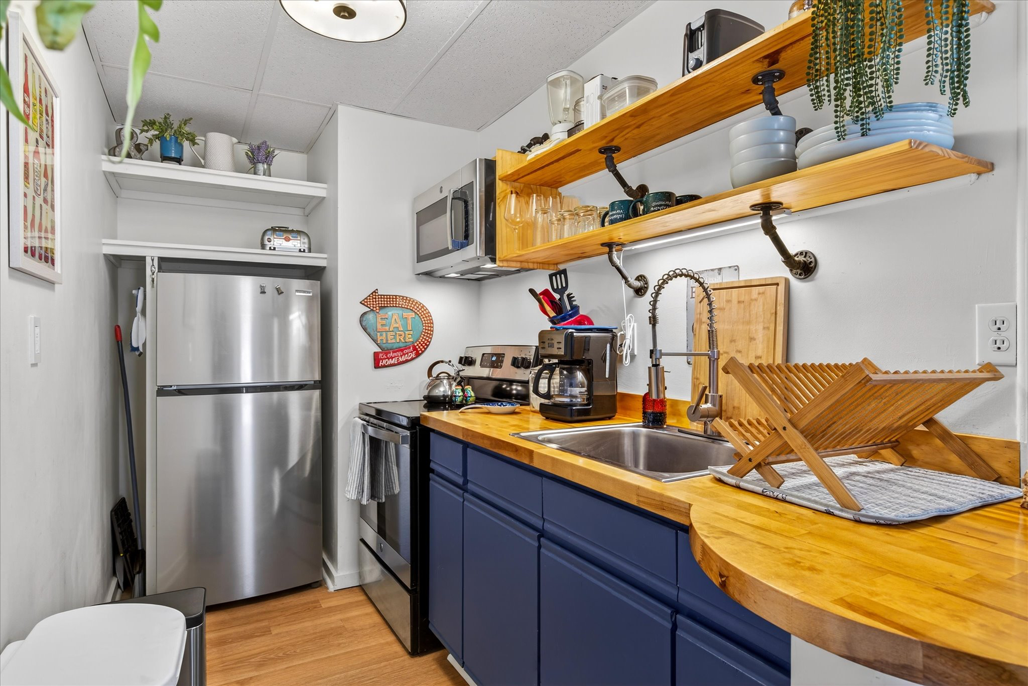 Sunny & Welcoming Apartment in Central Burlington - Photo 4