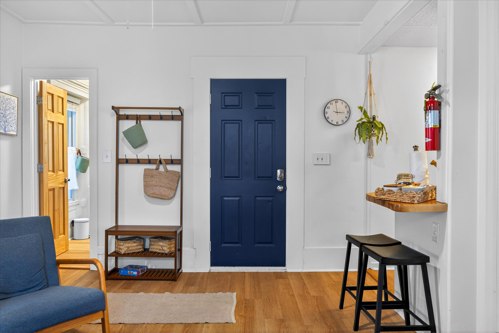 Sunny & Welcoming Apartment in Central Burlington - Photo 3