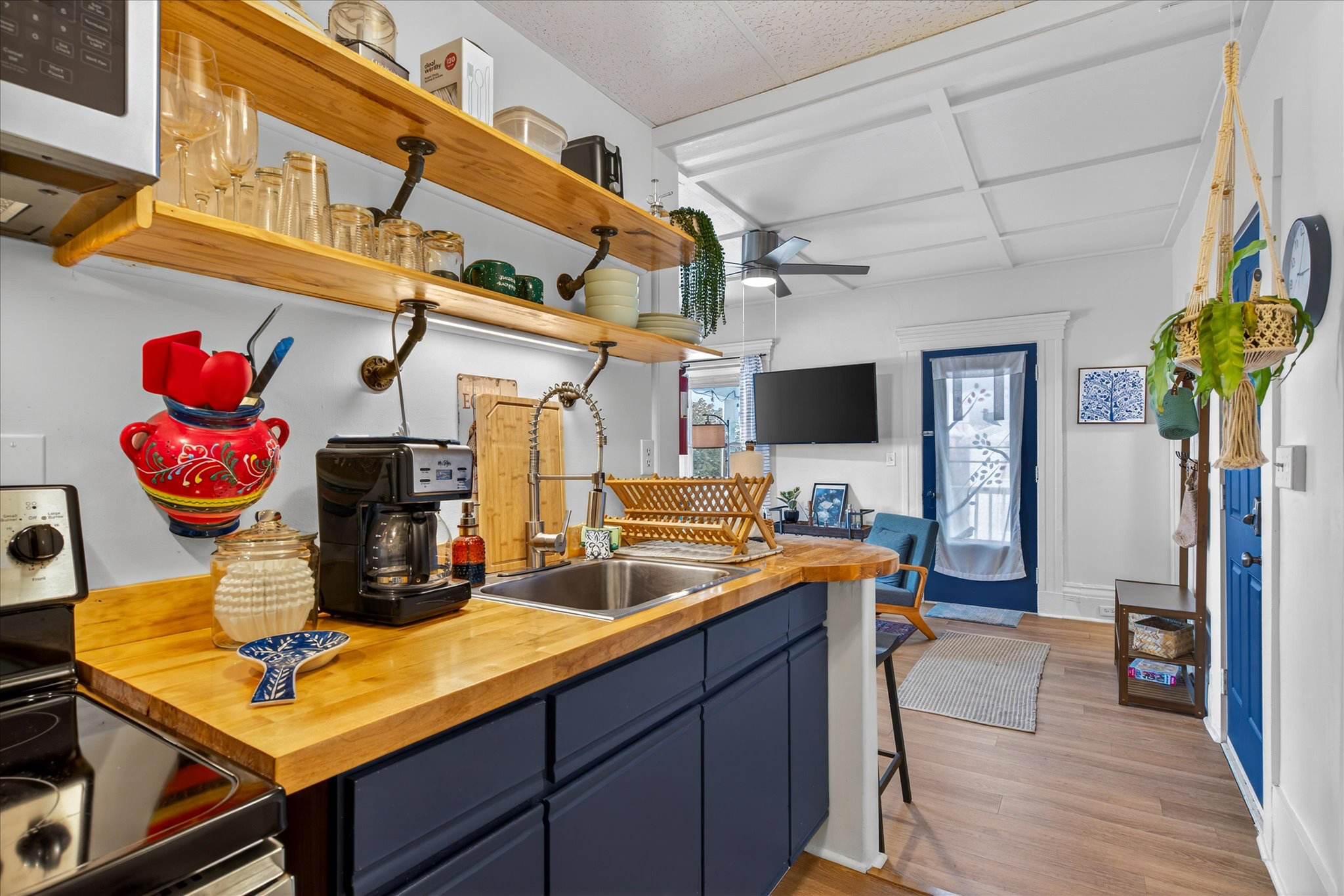 Sunny & Welcoming Apartment in Central Burlington - Photo 5