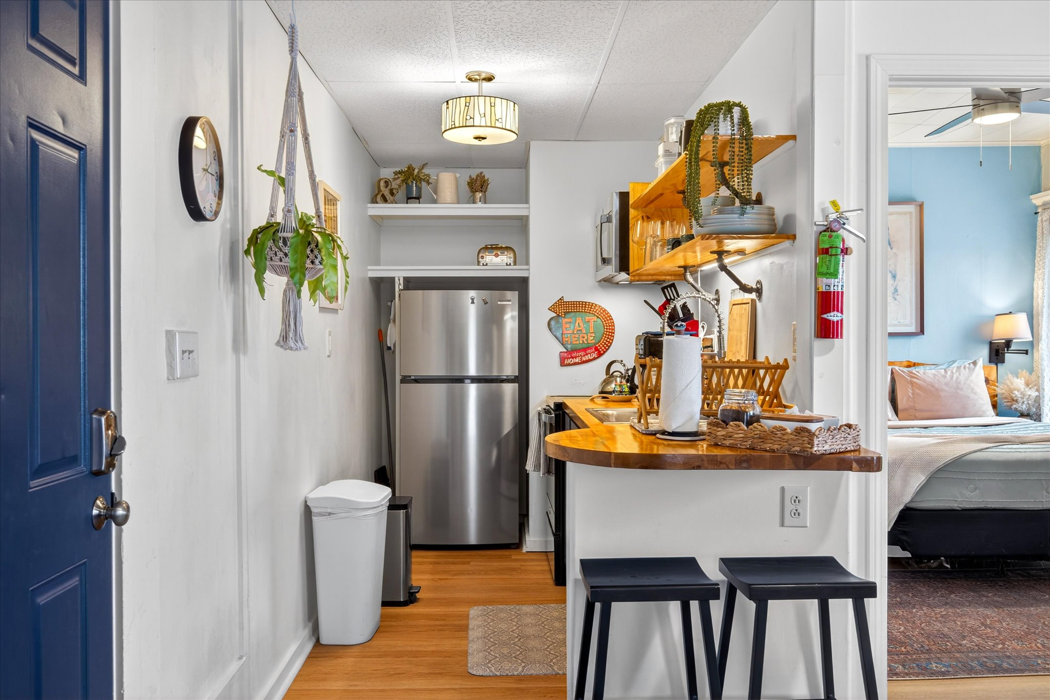 Sunny & Welcoming Apartment in Central Burlington - Photo 6