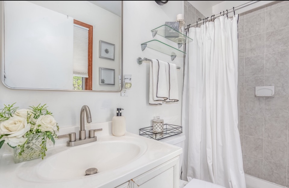 Lovely Single Room Rental| Shared Bath | Near Hospital - Photo 10