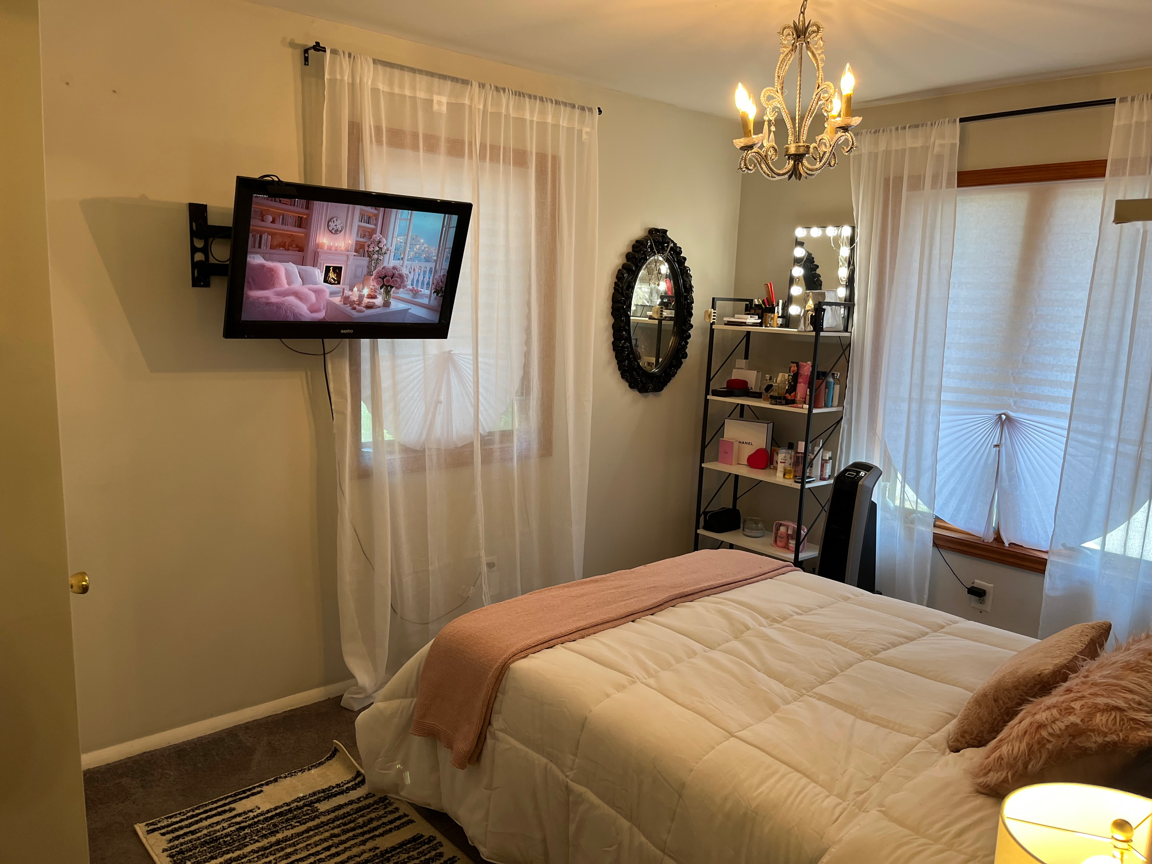 Lovely Single Room Rental| Shared Bath | Near Hospital - Photo 3