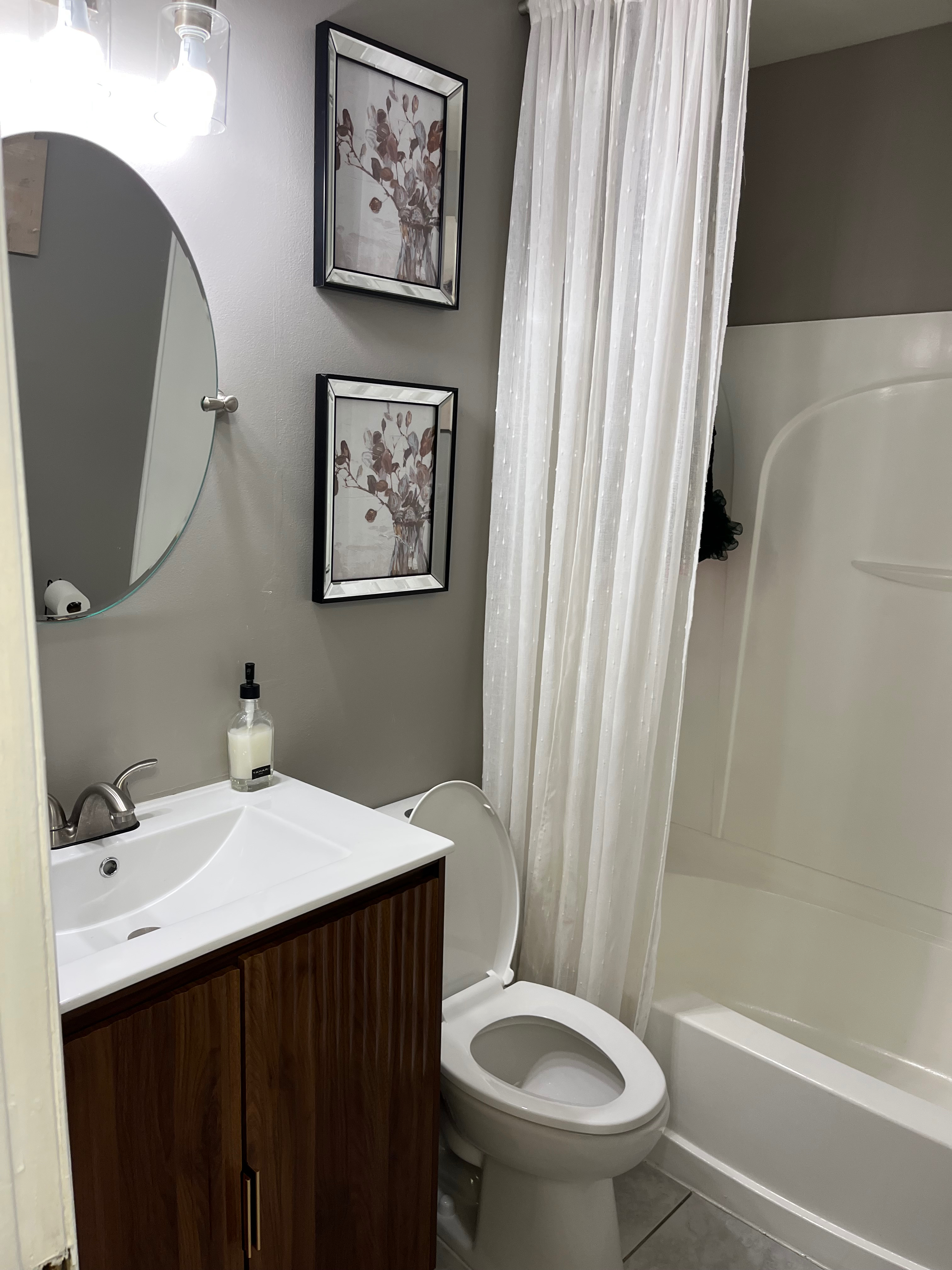 Lovely Single Room Rental| Shared Bath | Near Hospital - Photo 2