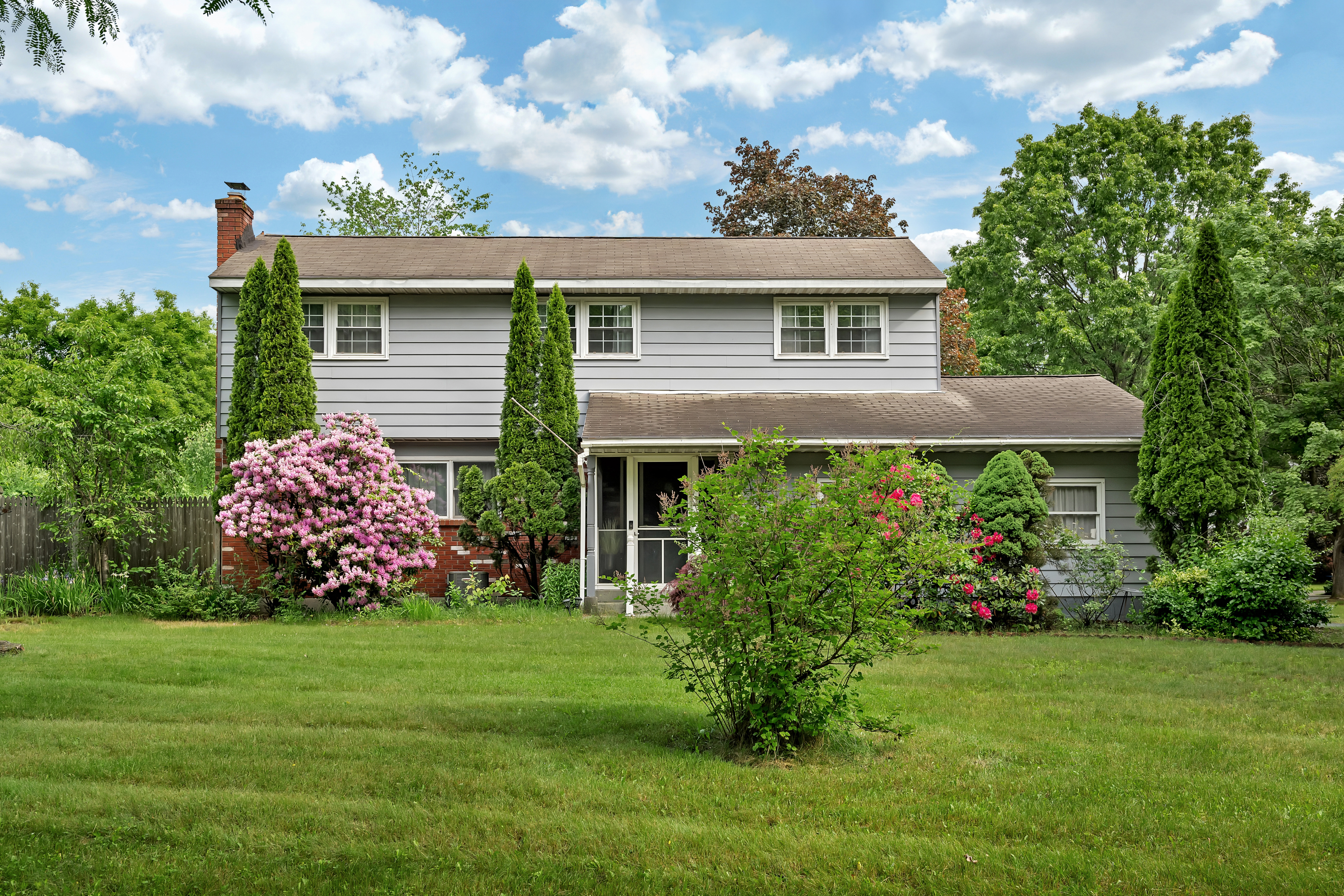 Spacious open plan home located just 5 minutes from downtown Saratoga and Main Street, access to sho - Photo 1
