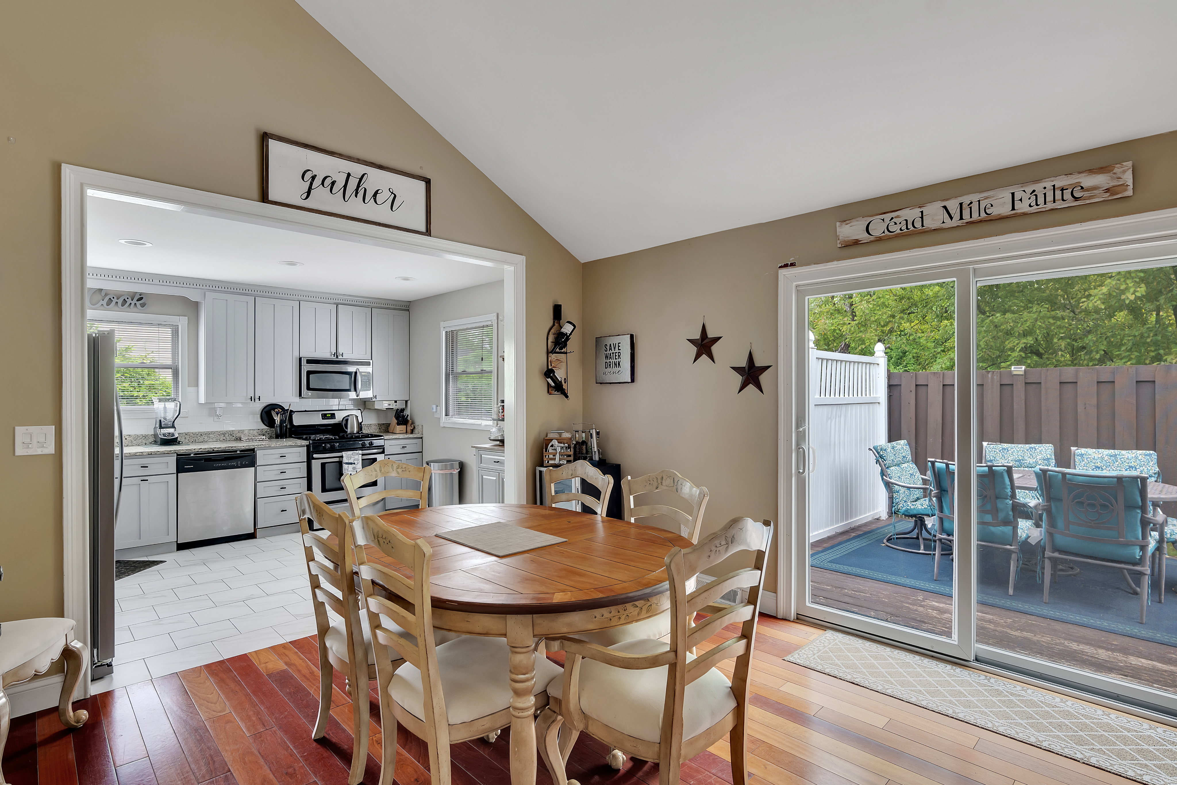 Spacious open plan home located just 5 minutes from downtown Saratoga and Main Street, access to sho - Photo 7