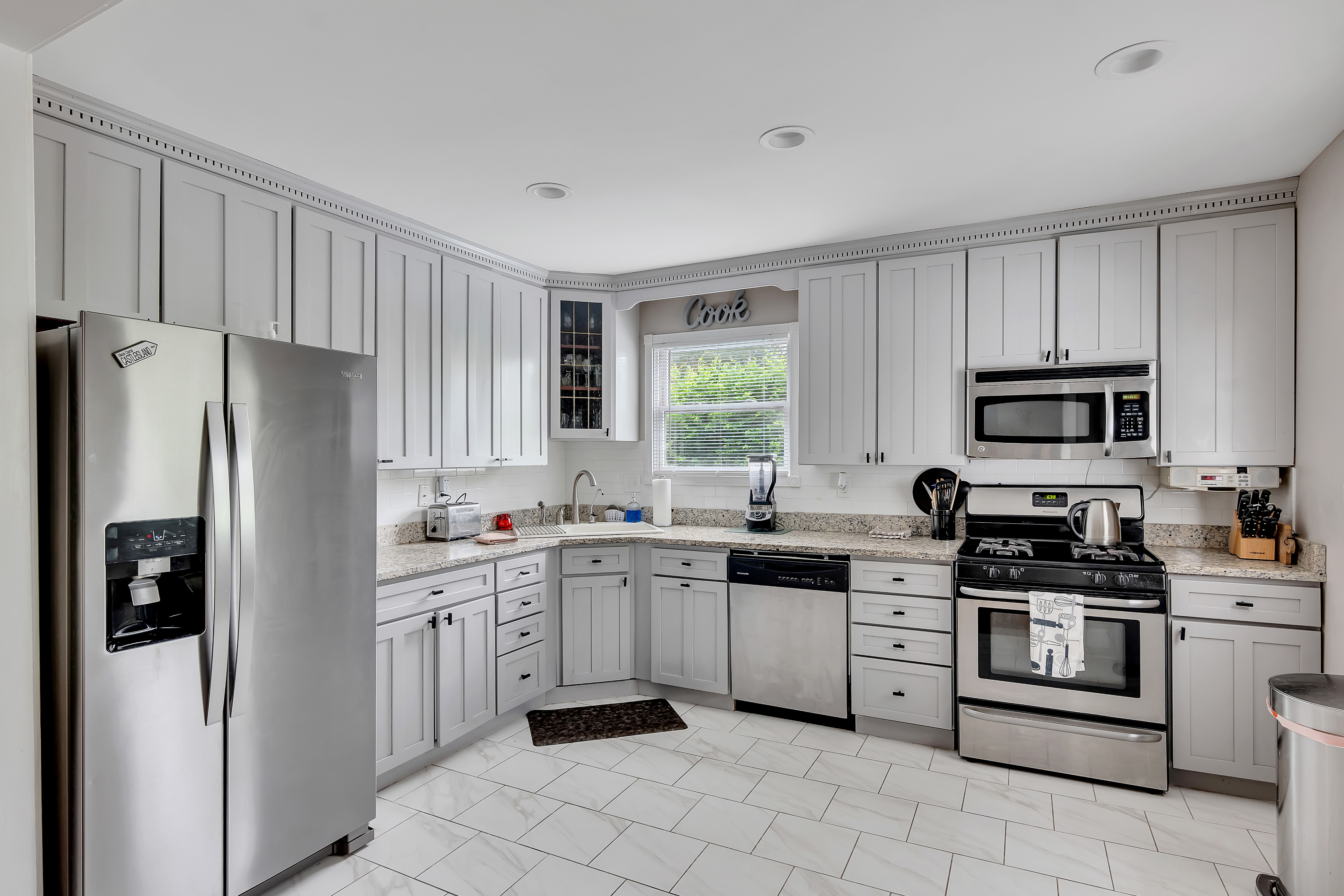 Spacious open plan home located just 5 minutes from downtown Saratoga and Main Street, access to sho - Photo 5